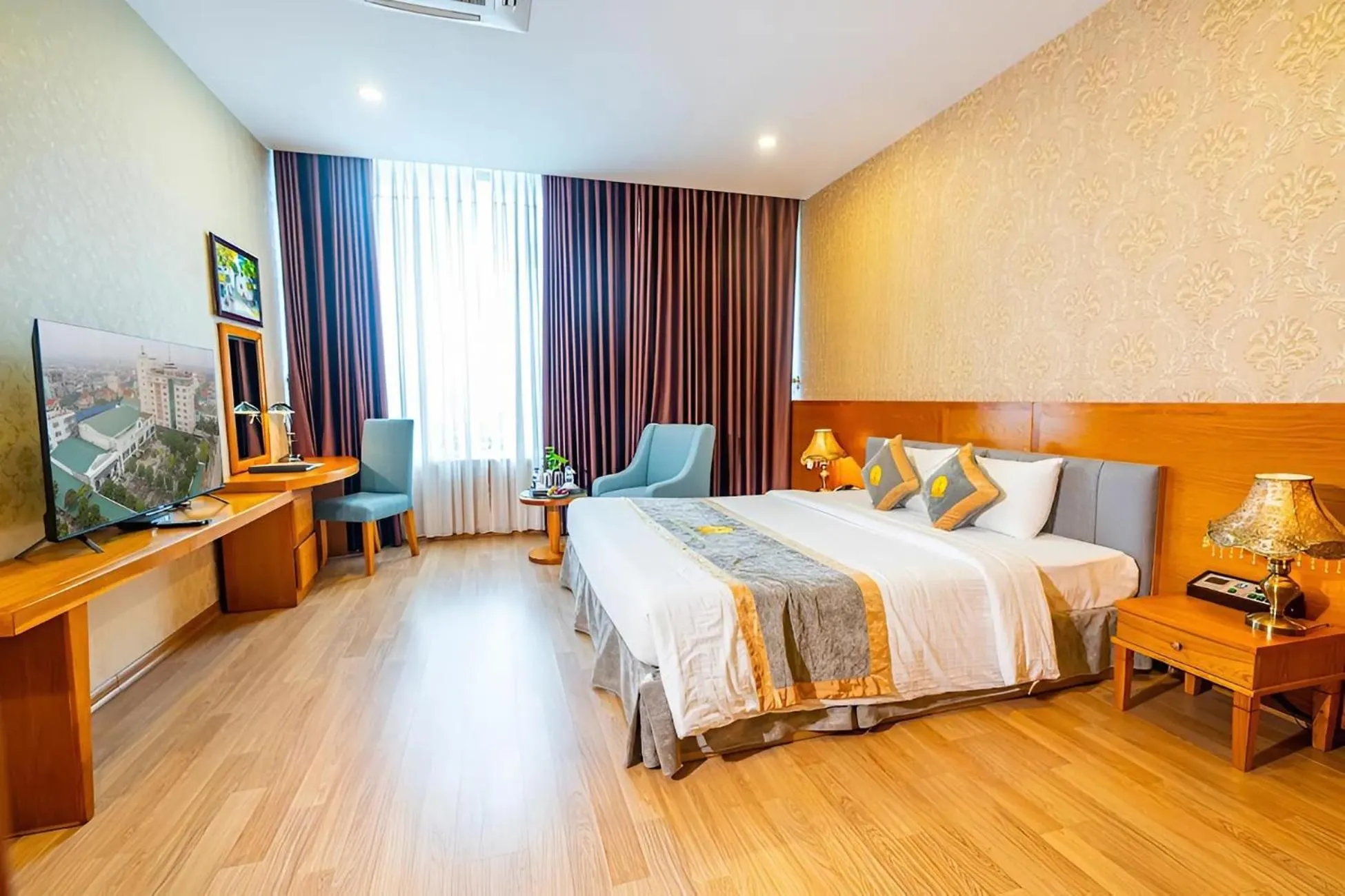 Bed in Hoang Son Peace Hotel