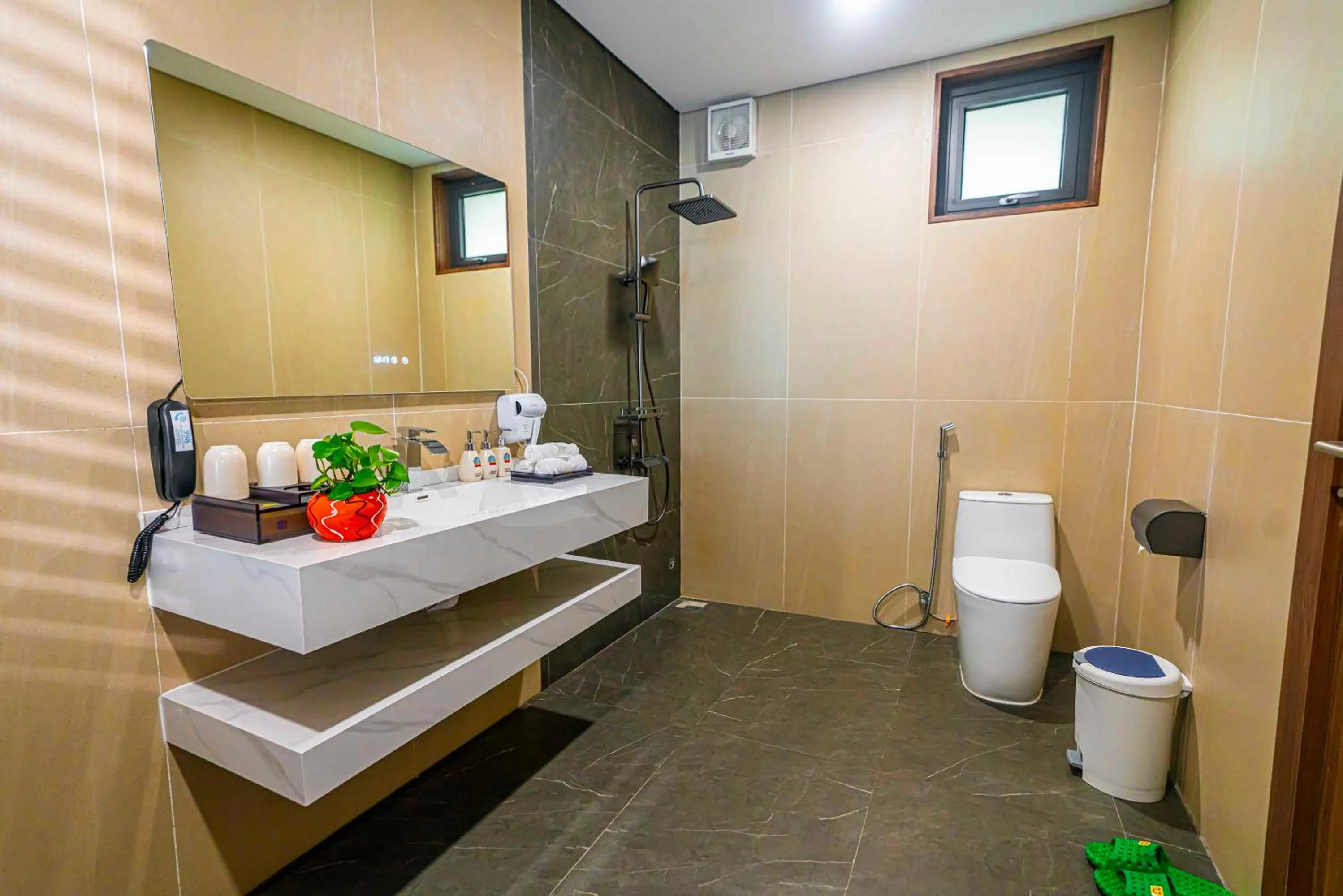 Shower in Hoang Son Peace Hotel