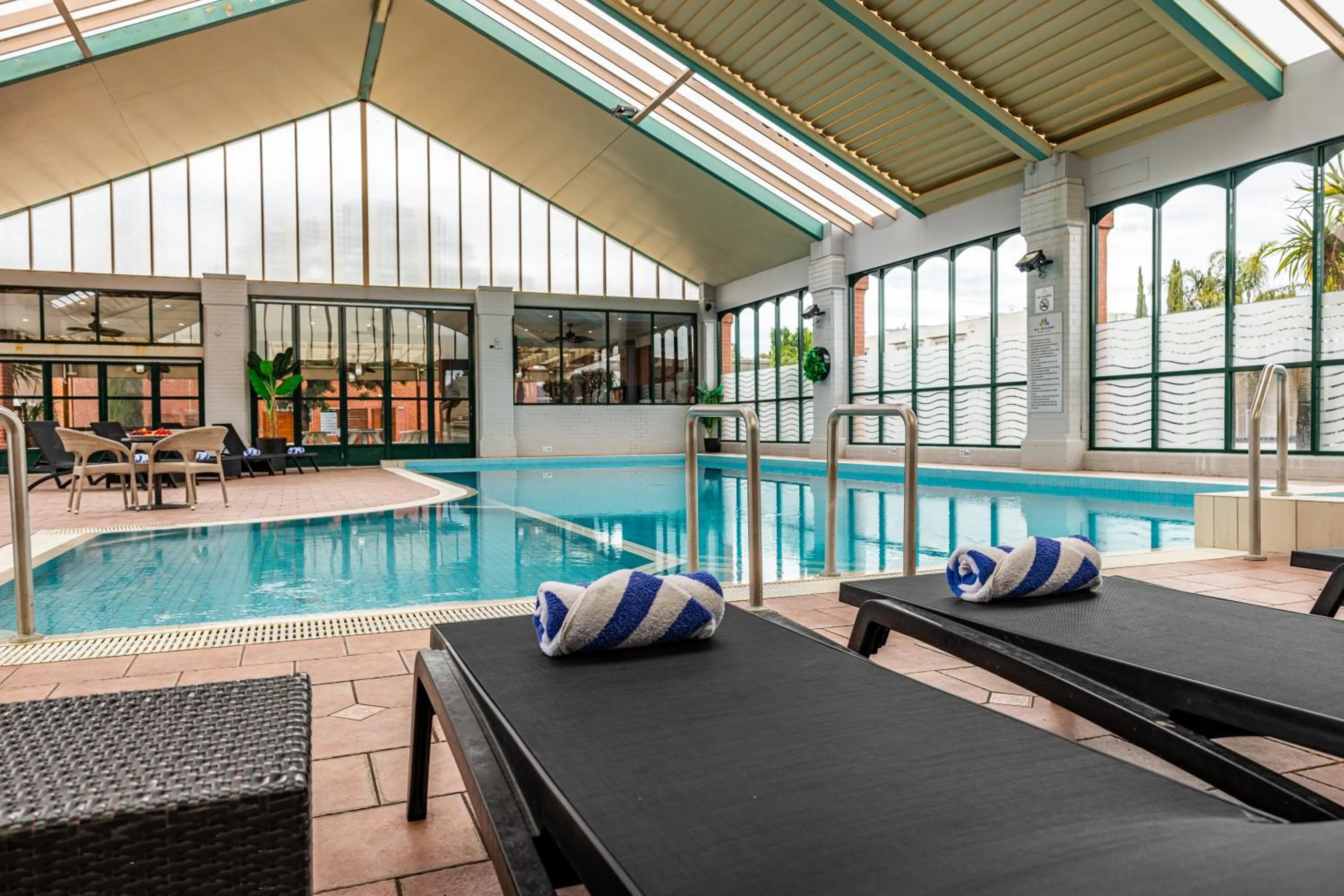 Pool view in All Seasons Resort Hotel Bendigo