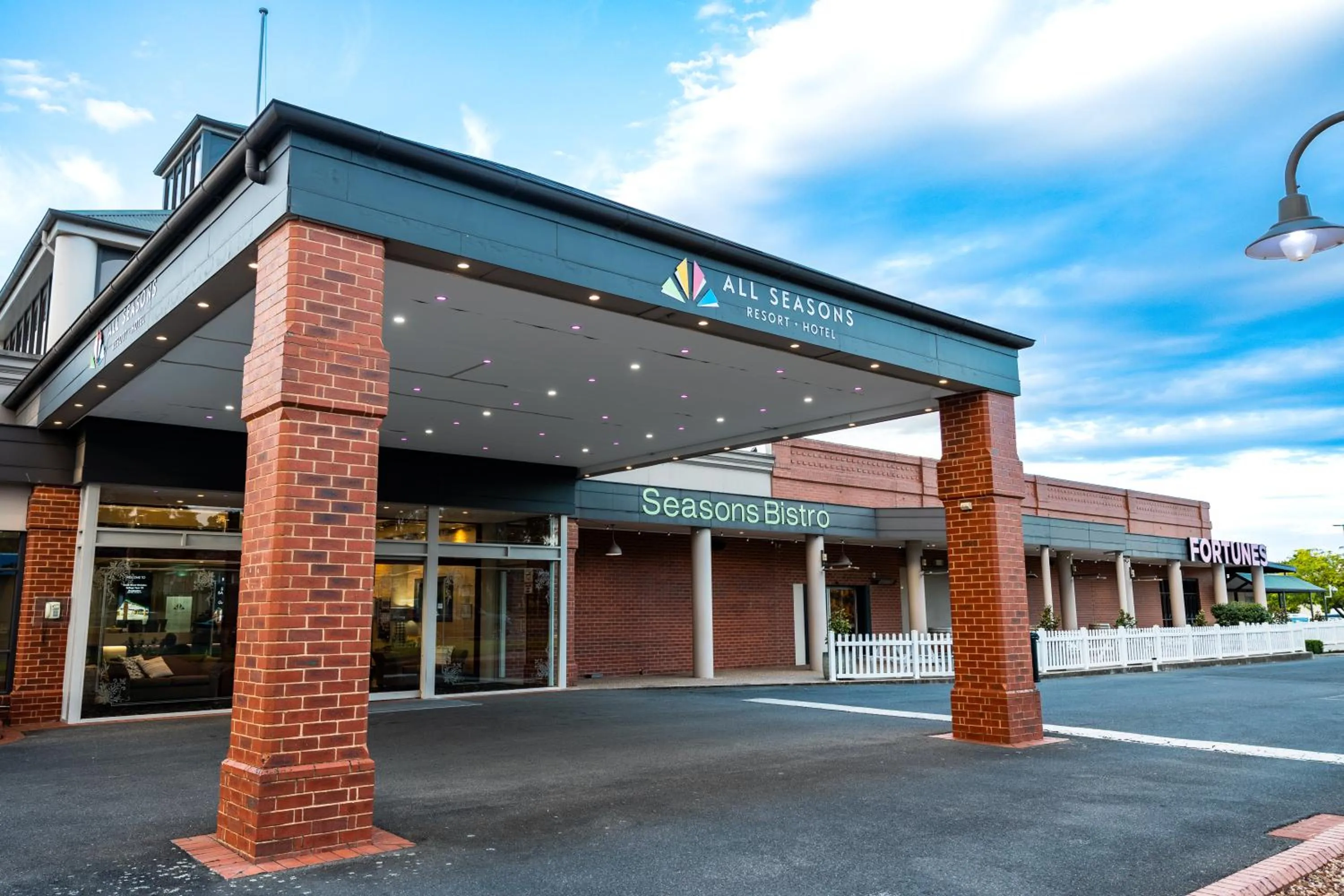 Facade/entrance in All Seasons Resort Hotel Bendigo