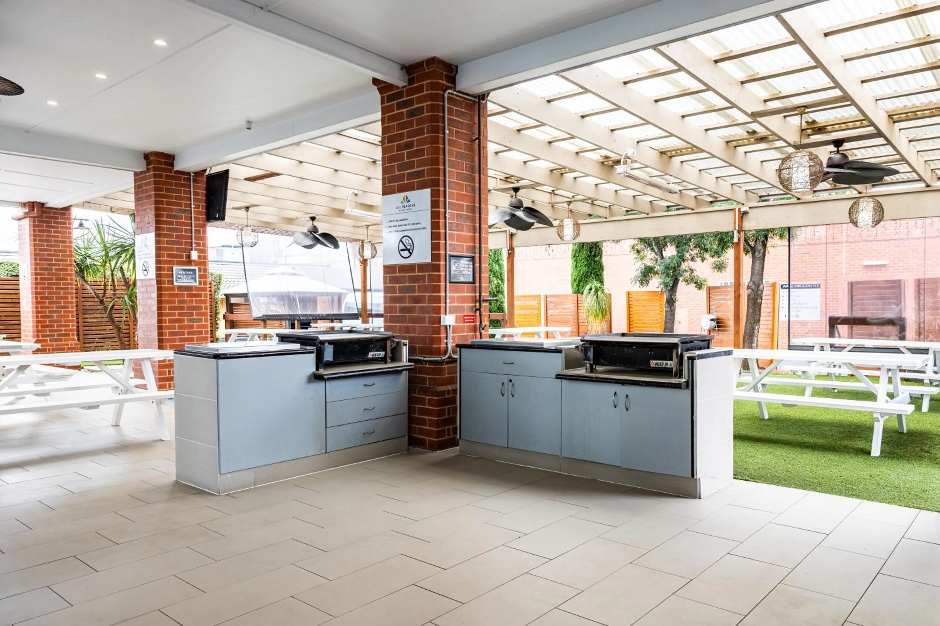 BBQ facilities in All Seasons Resort Hotel Bendigo