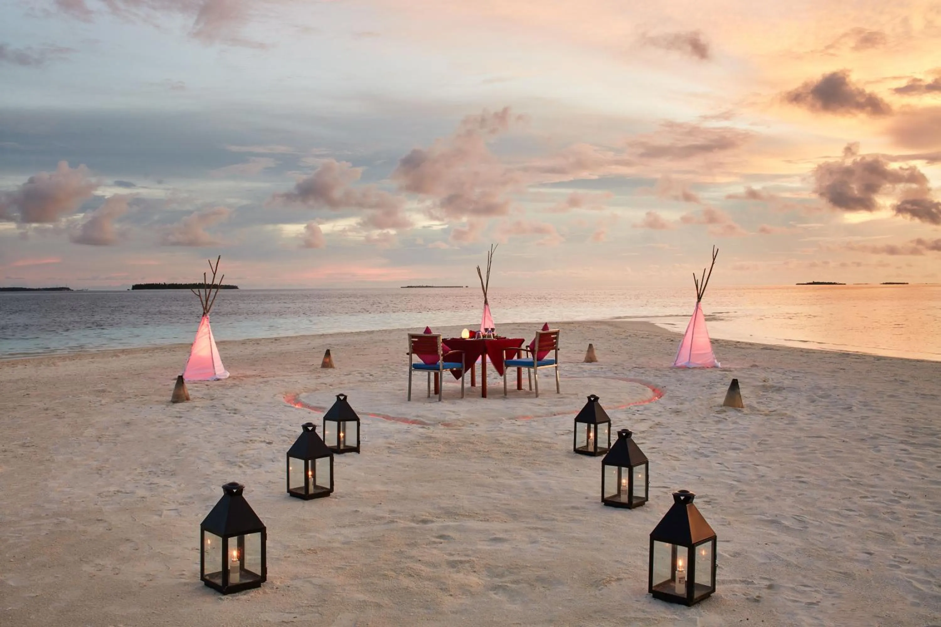 Dining area in Sun Siyam Vilu Reef with Free Transfer