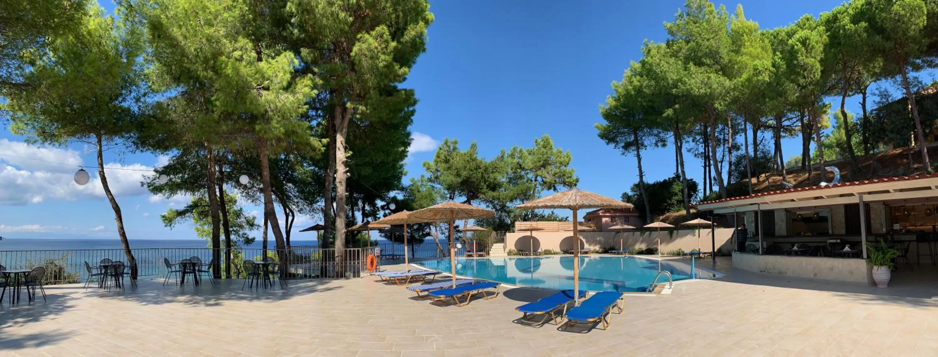 Restaurant/places to eat in Celia Apartments