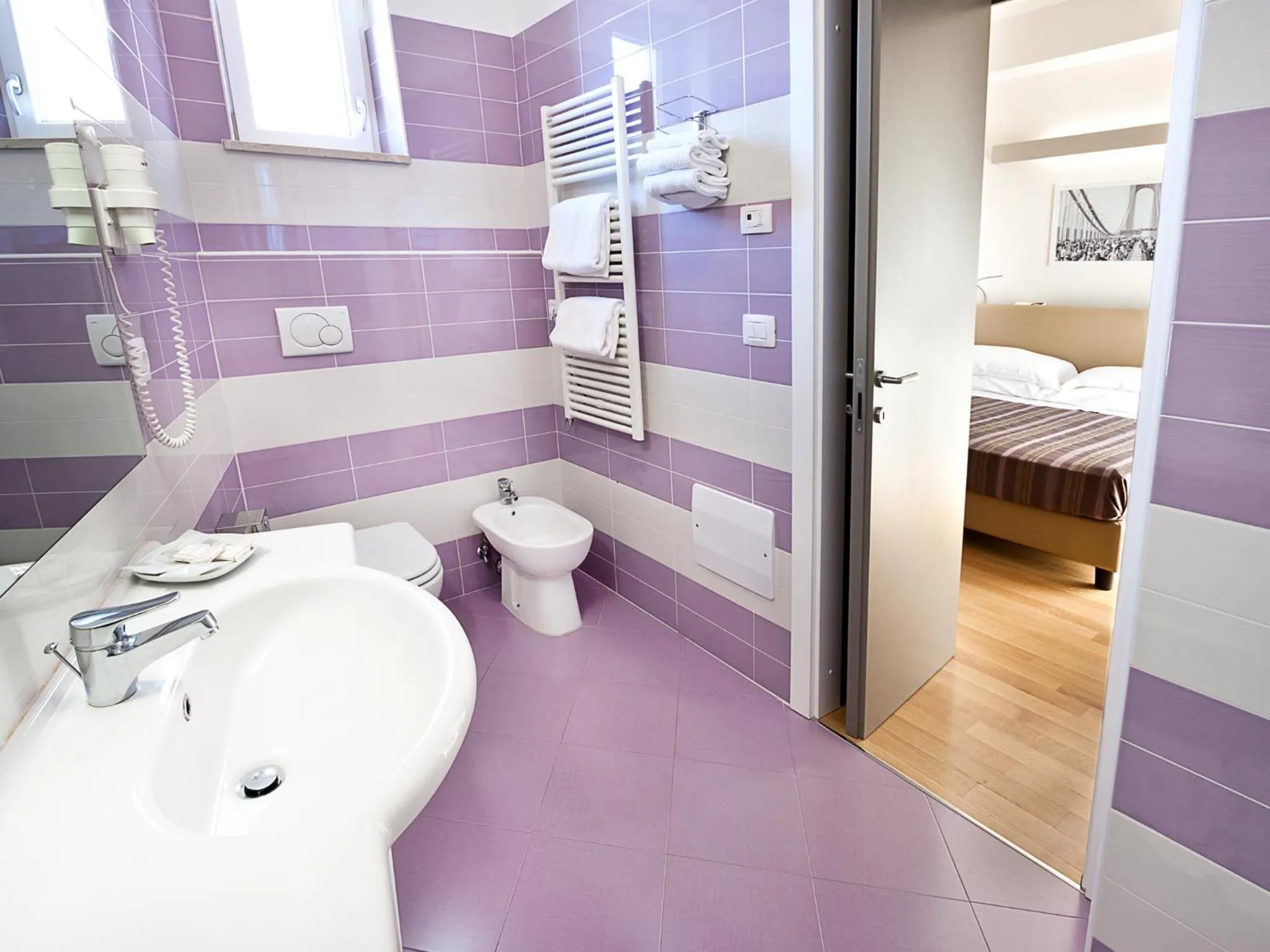 Bathroom, Bed in Hotel Sporting
