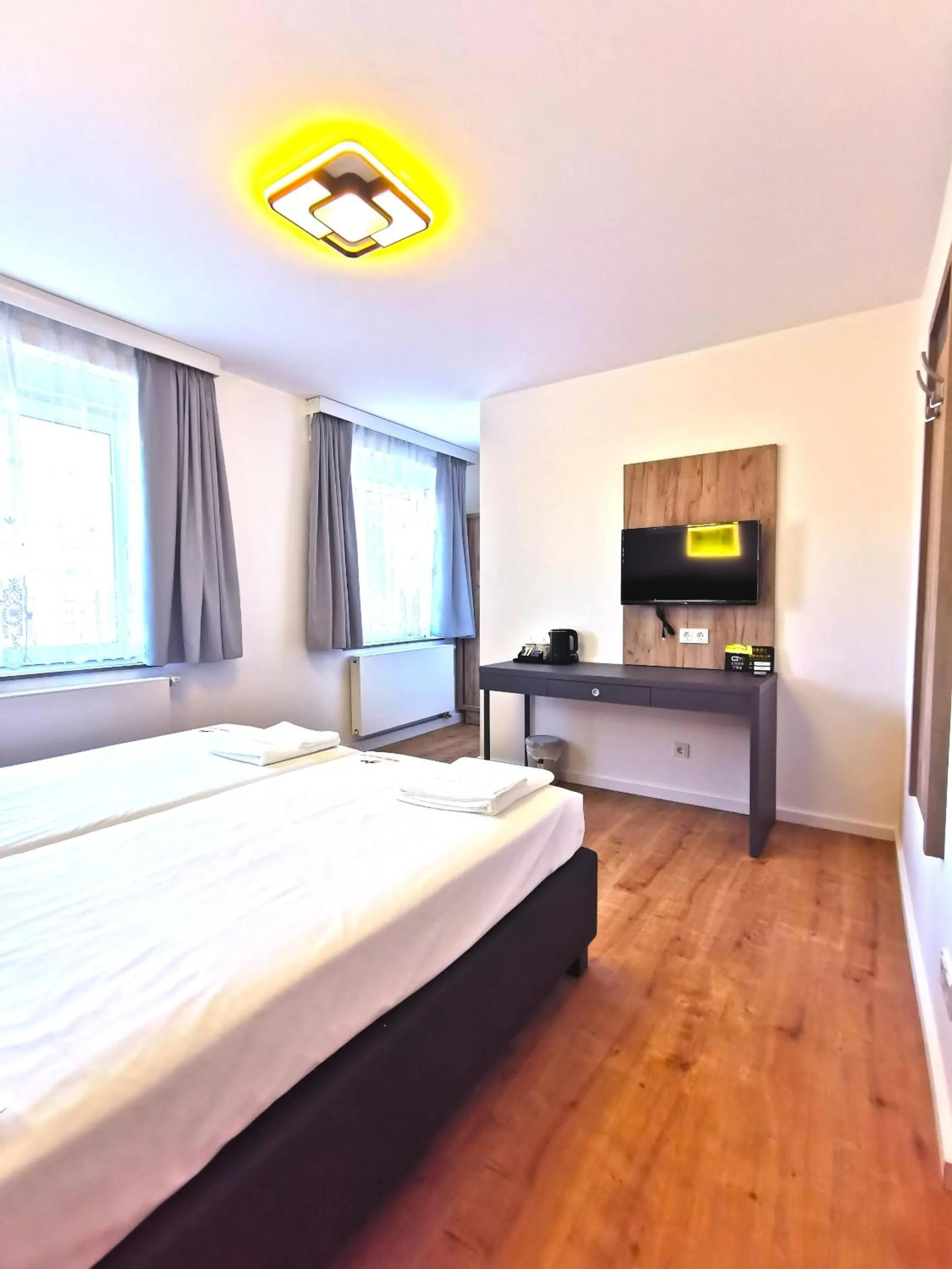 Bedroom, Bed in Home Inn Hotel