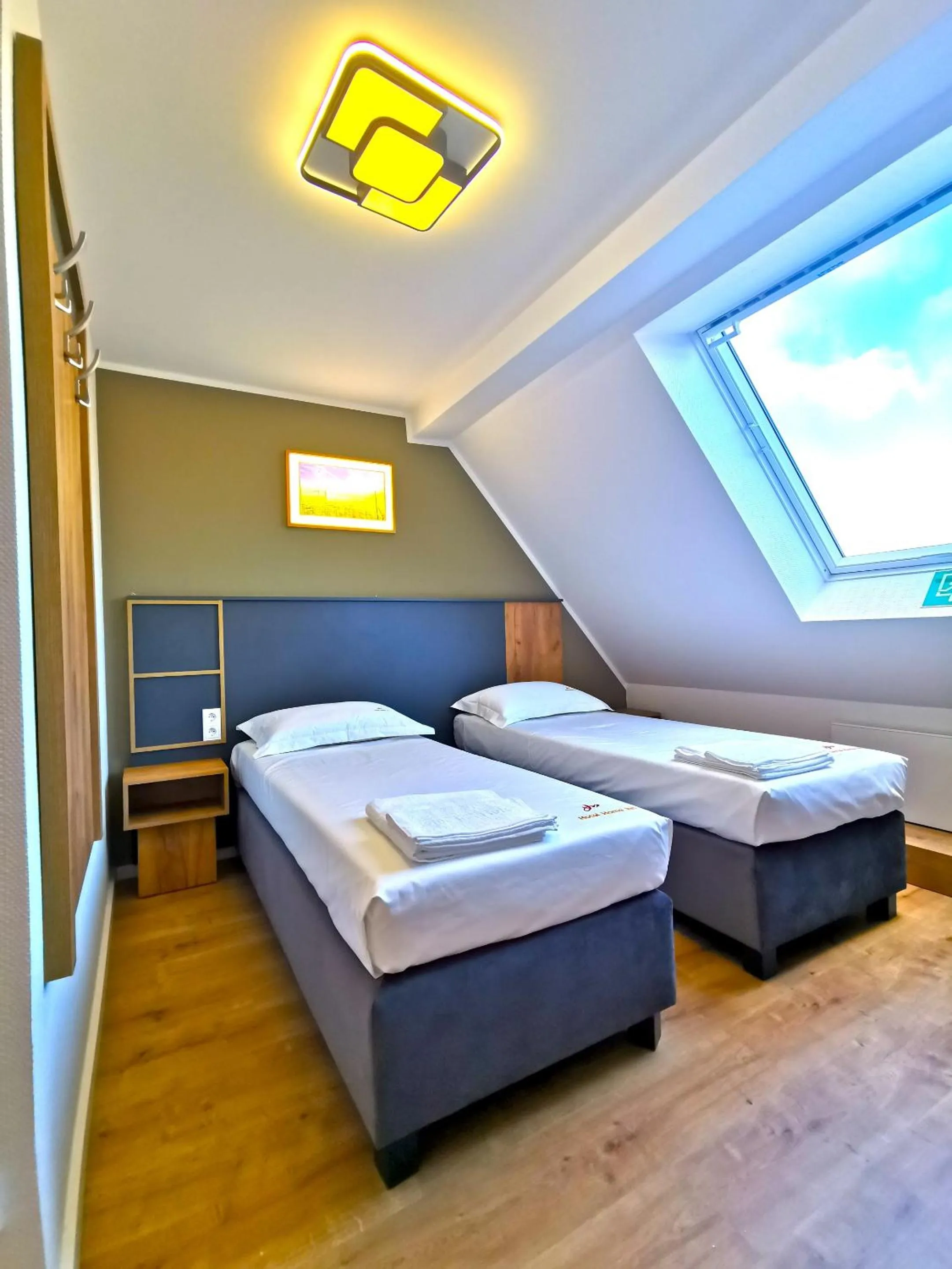 Bedroom, Bed in Home Inn Hotel