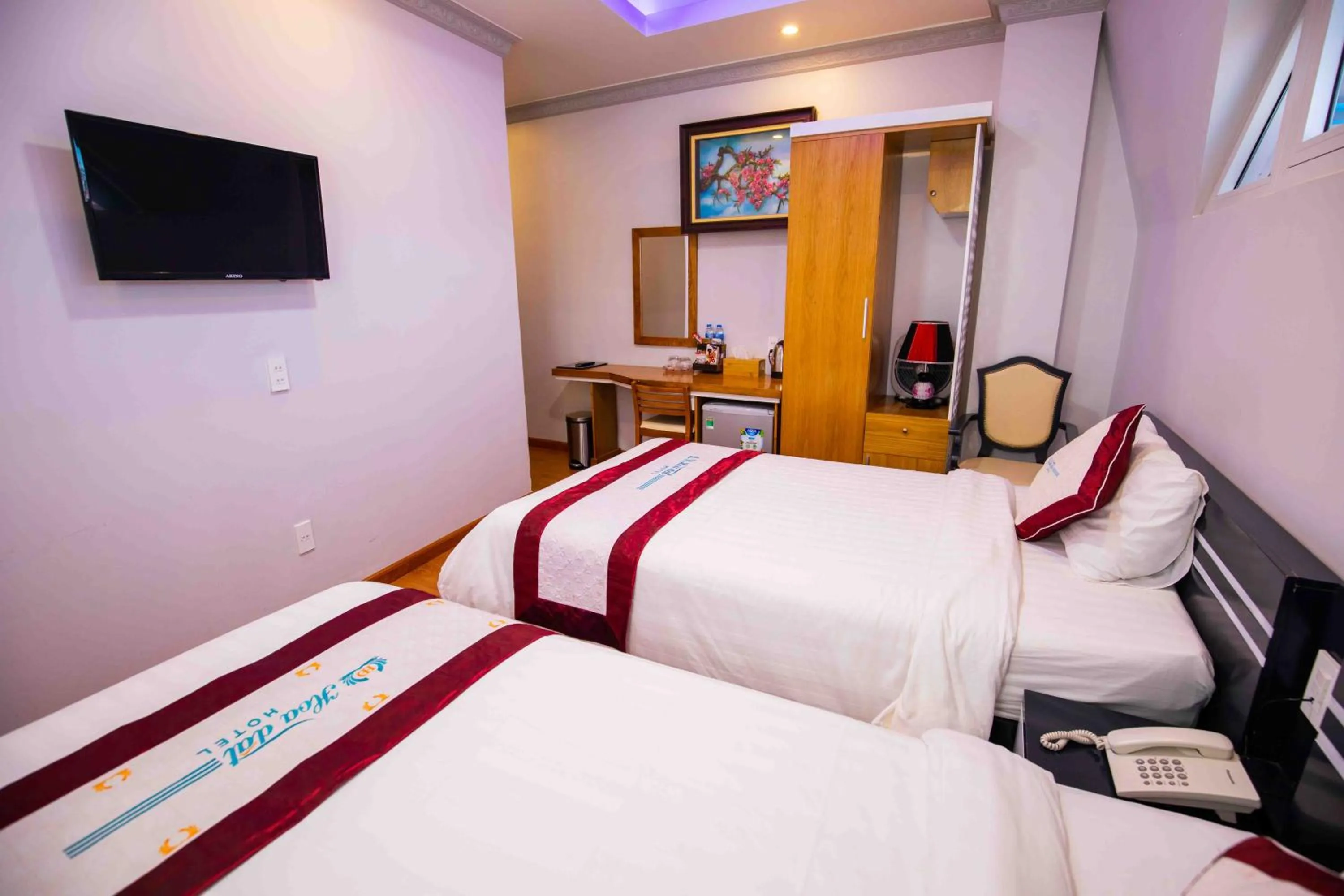 Photo of the whole room, Bed in Hoa Dat Da Lat Hotel