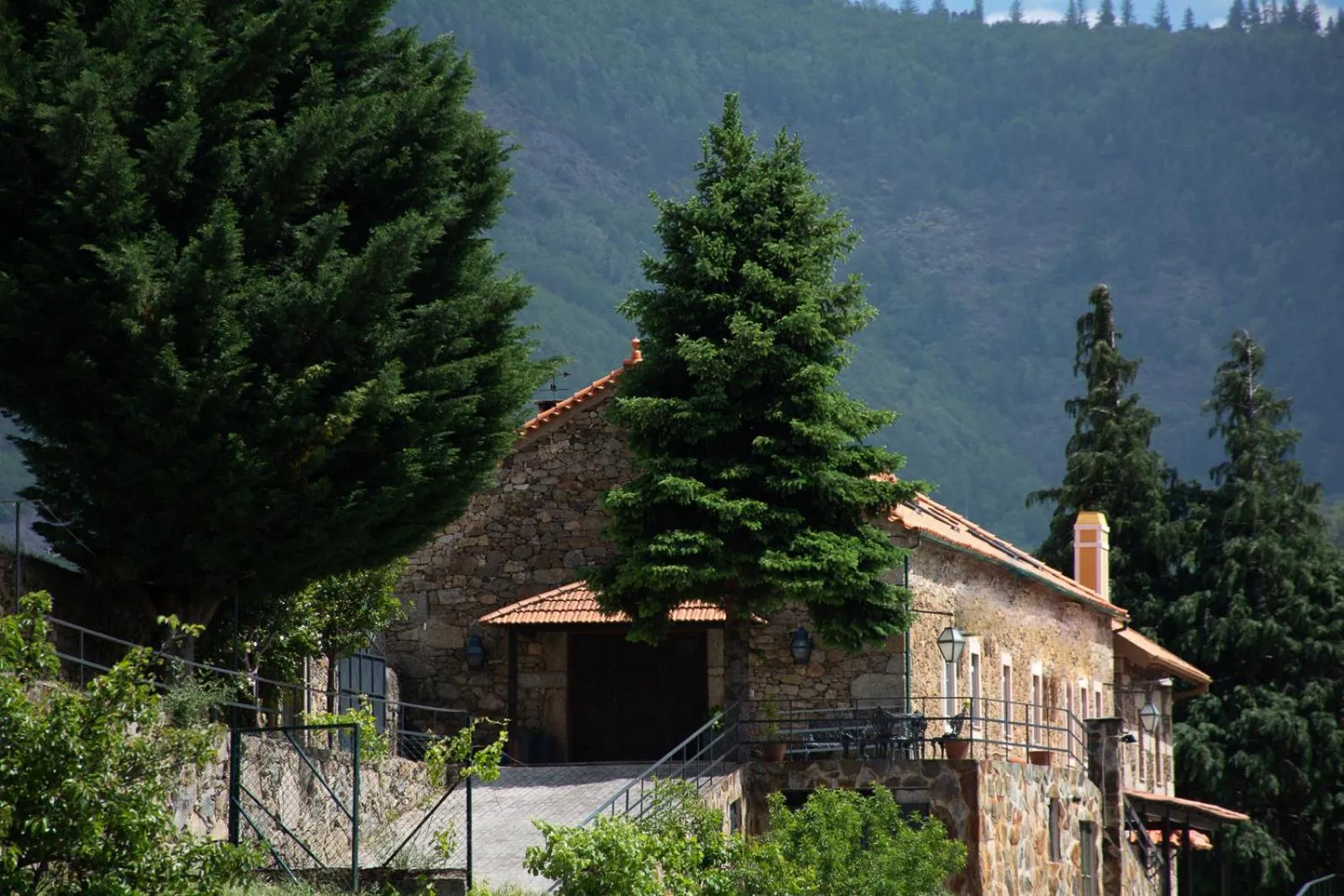 Property building in Alojamento Santa Clara