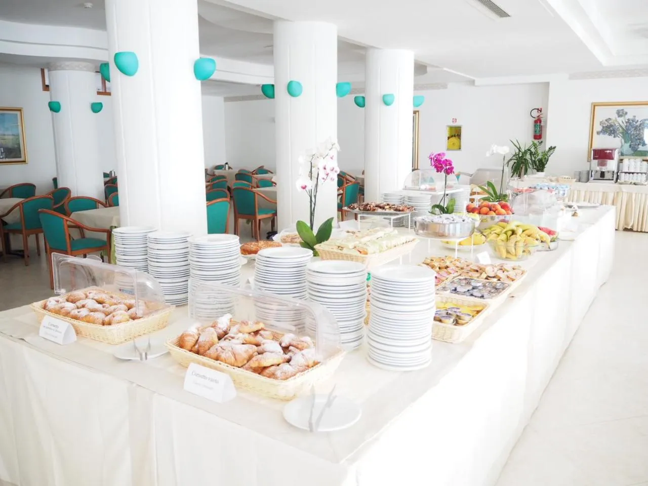 Restaurant/places to eat in Oasiclub Hotel