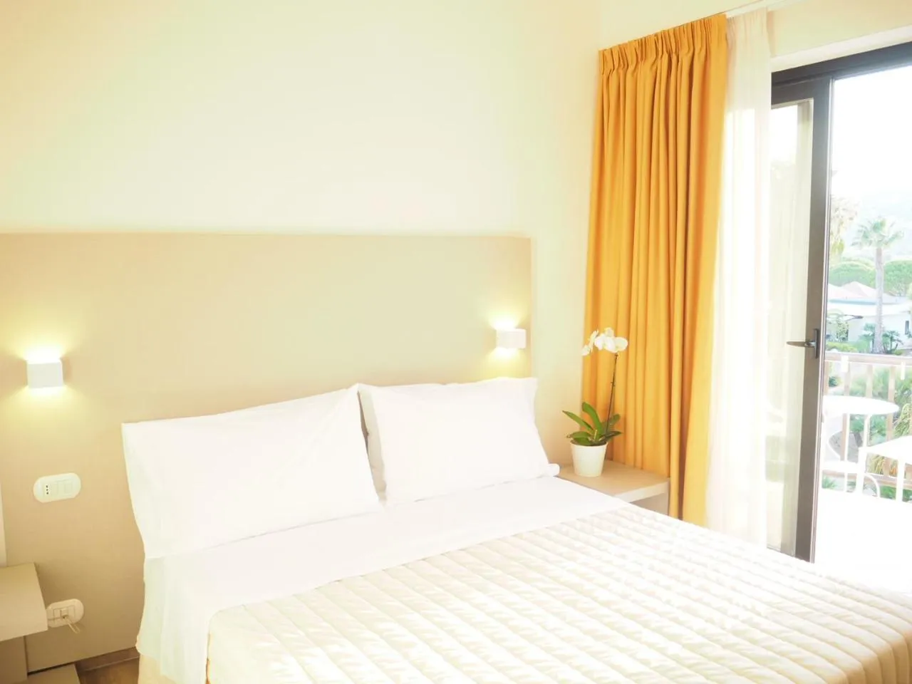 Balcony/Terrace, Bed in Oasiclub Hotel