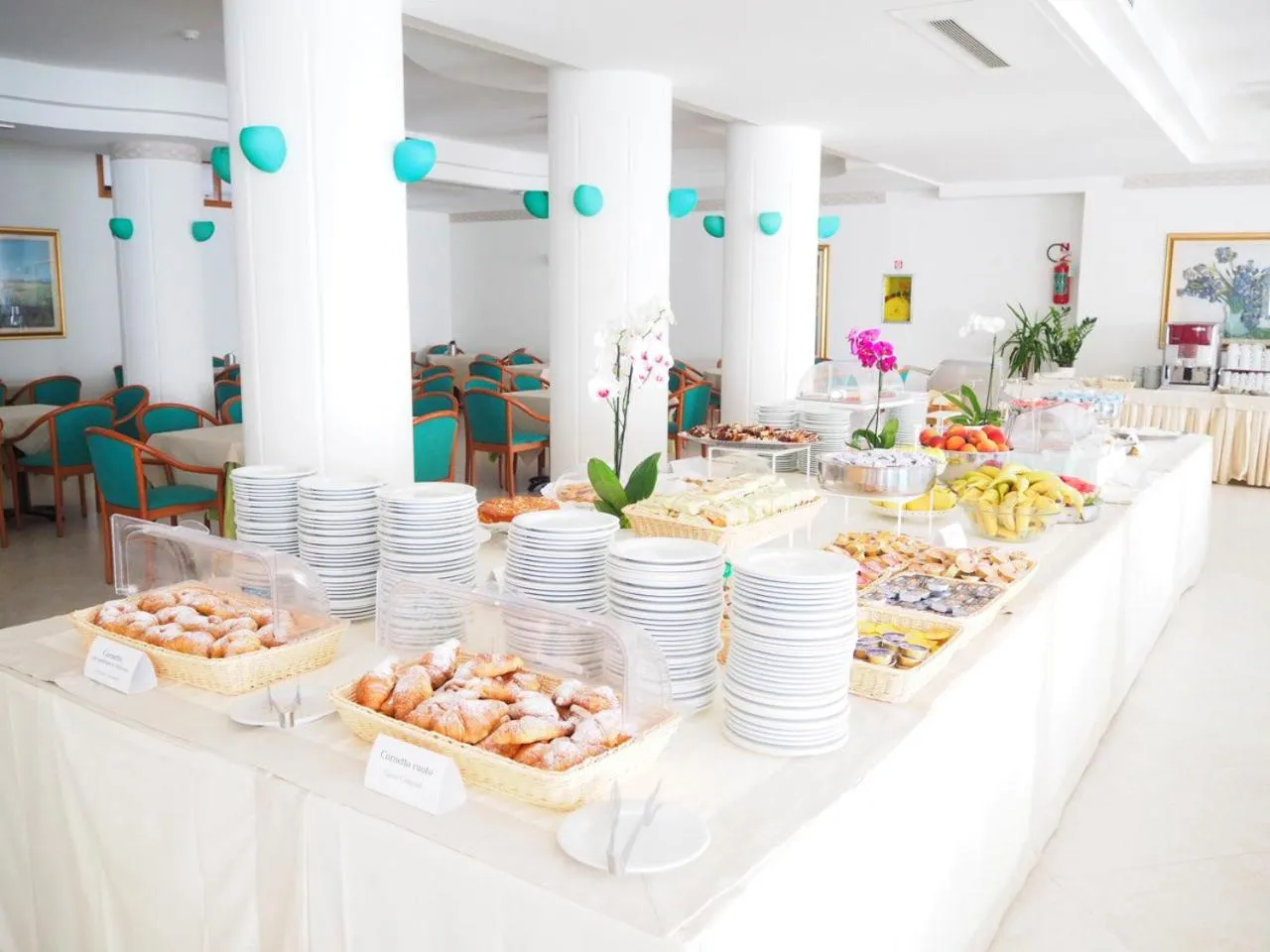 Restaurant/places to eat in Oasiclub Hotel