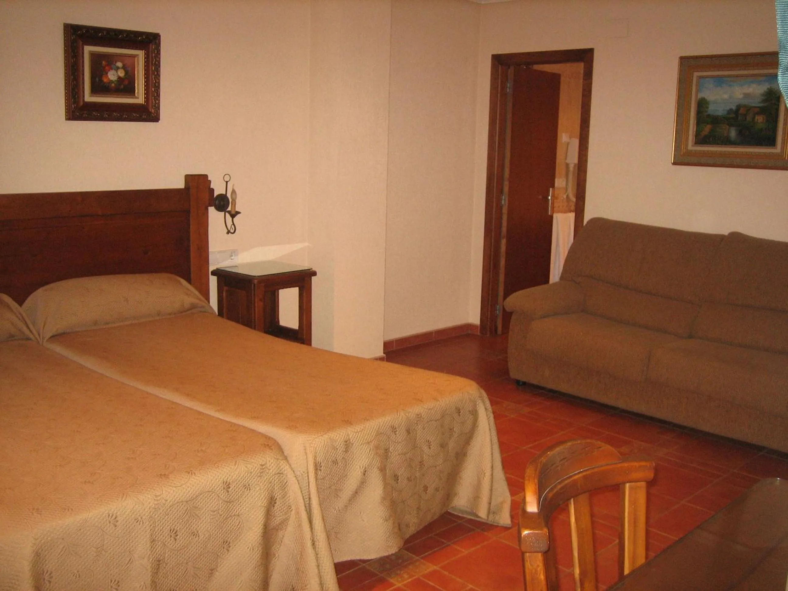 Photo of the whole room in Hotel Doña Isabel