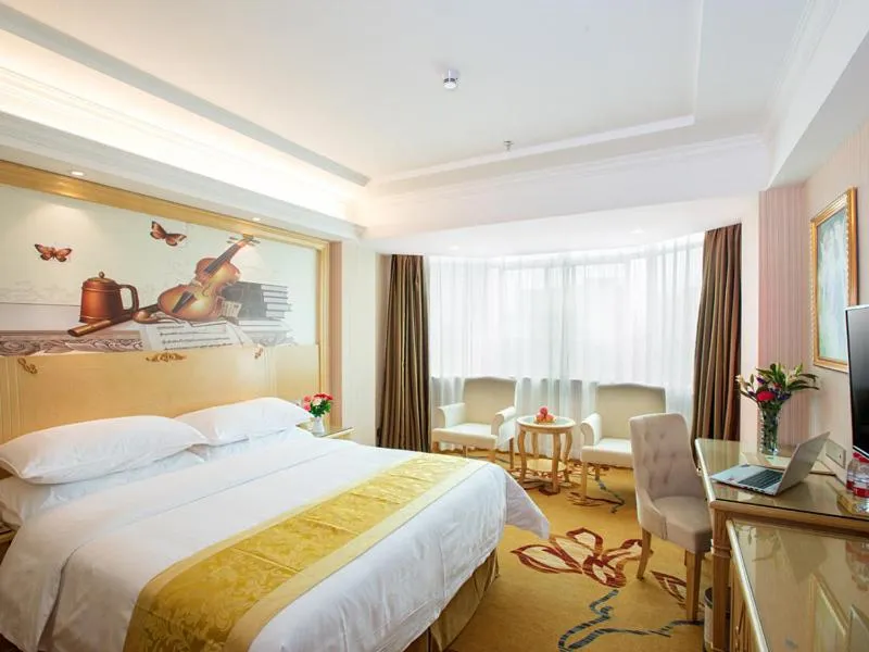 Bed in Vienna Hotel Huizhou Dahuxi