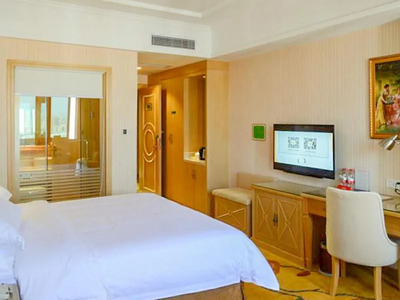 Bed in Vienna Hotel Huizhou Dahuxi