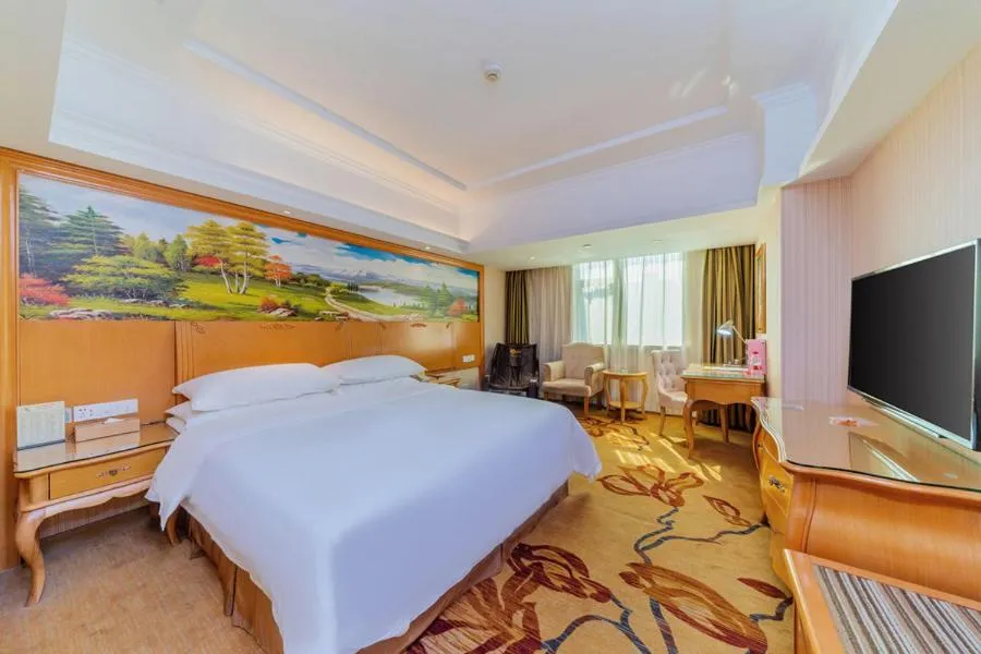 Bed in Vienna Hotel Huizhou Dahuxi