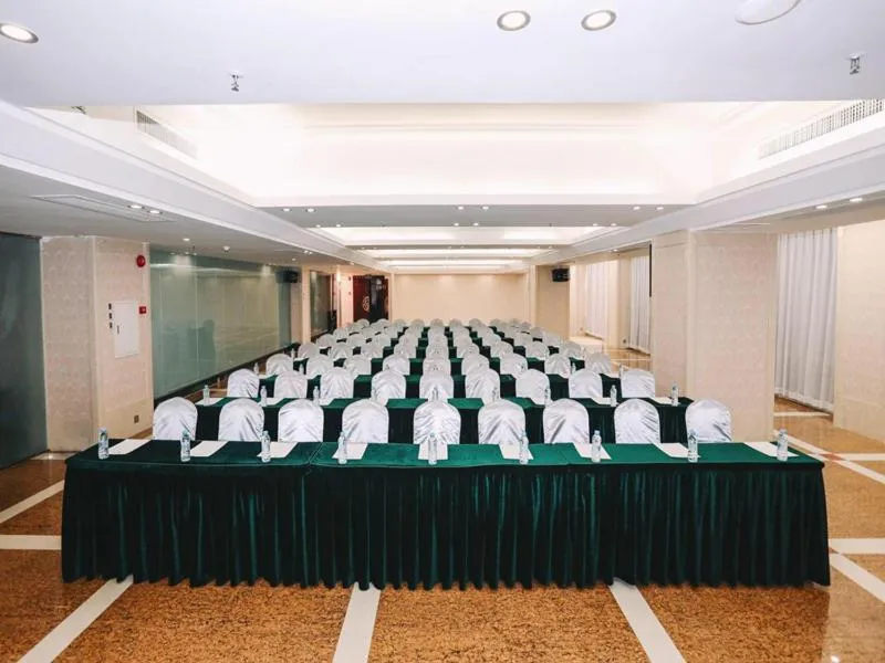 Meeting/conference room in Vienna International Hotel Jieyang Jieyanglou
