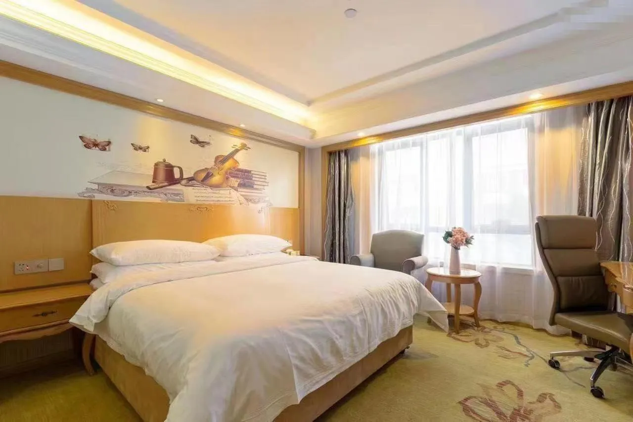 Bed in Vienna International Hotel Shanghai Pudong New International Exbition Central