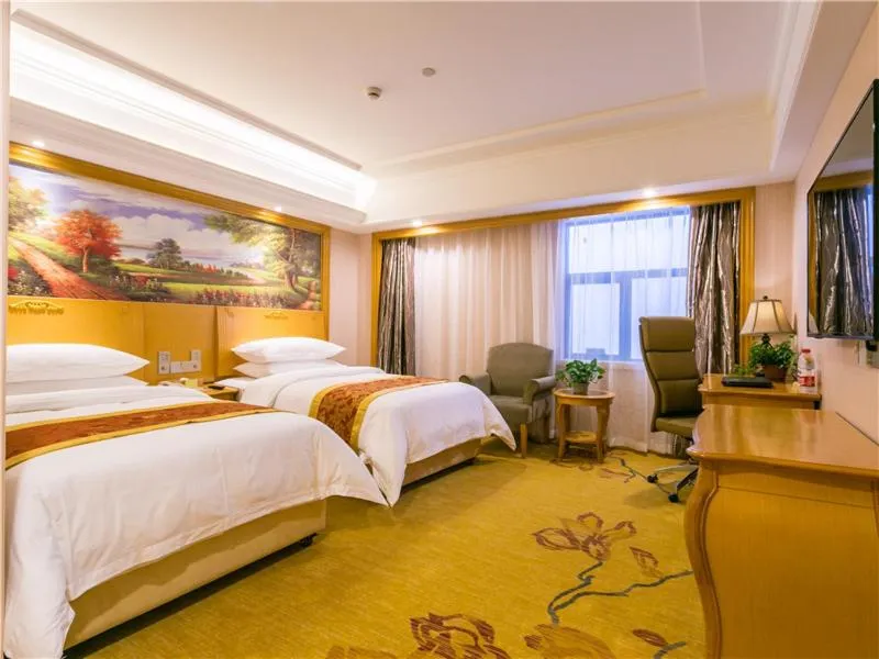 Bed in Vienna International Hotel Shanghai Pudong New International Exbition Central