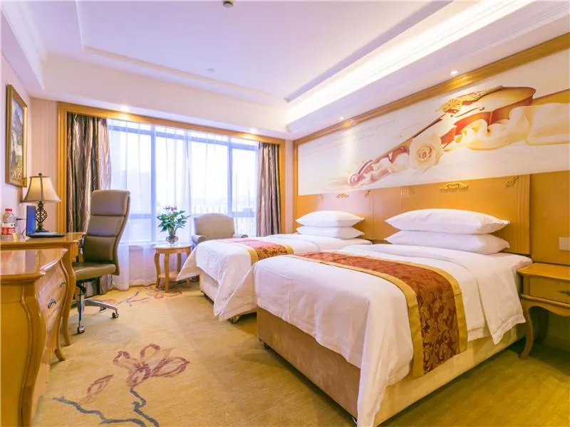 Bed in Vienna International Hotel Shanghai Pudong New International Exbition Central