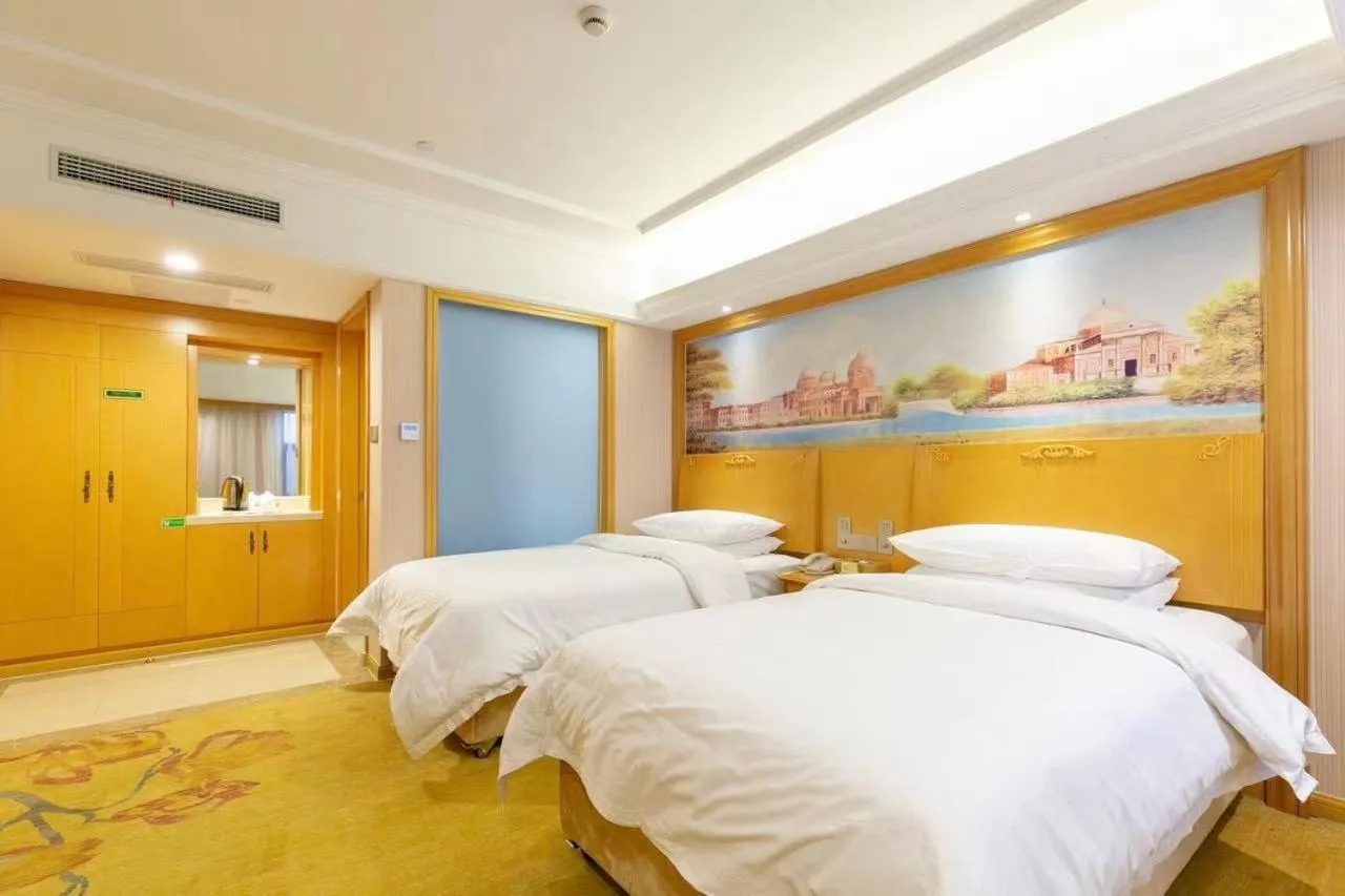 Bed in Vienna International Hotel Shanghai Pudong New International Exbition Central