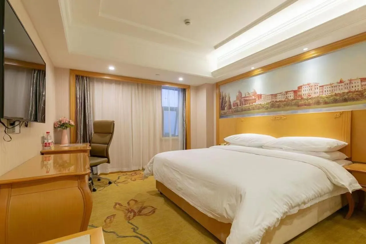 Bed in Vienna International Hotel Shanghai Pudong New International Exbition Central