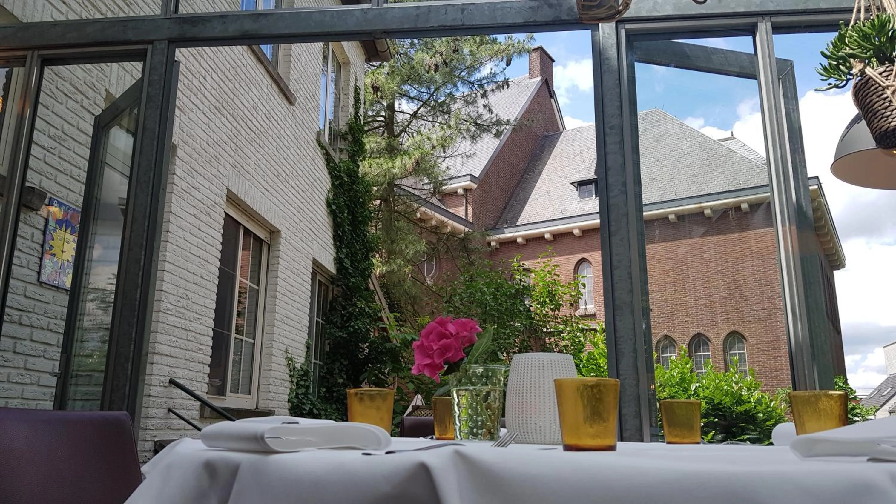 Property building in Hotel Au Nom De Dieu