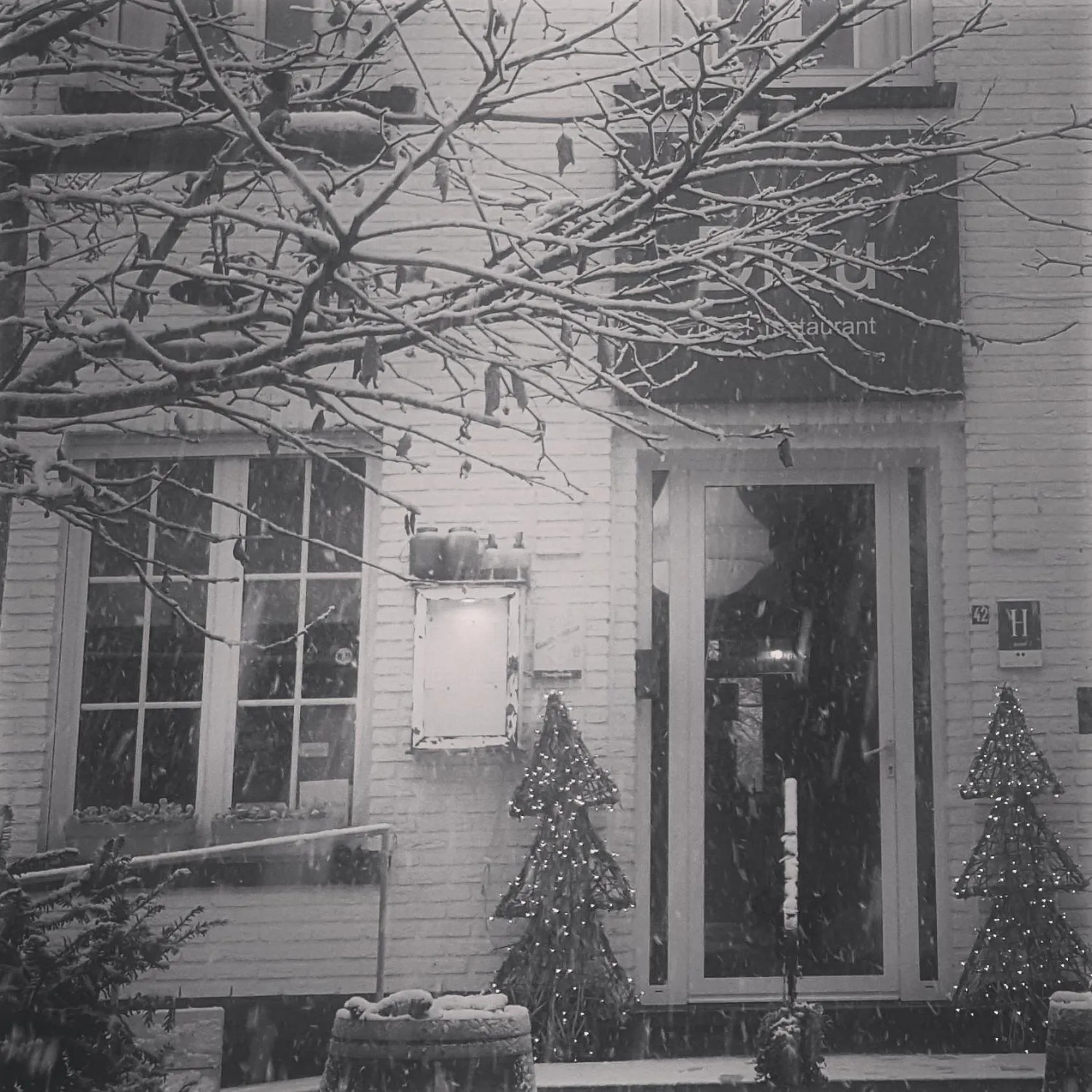 Facade/entrance in Hotel Au Nom De Dieu