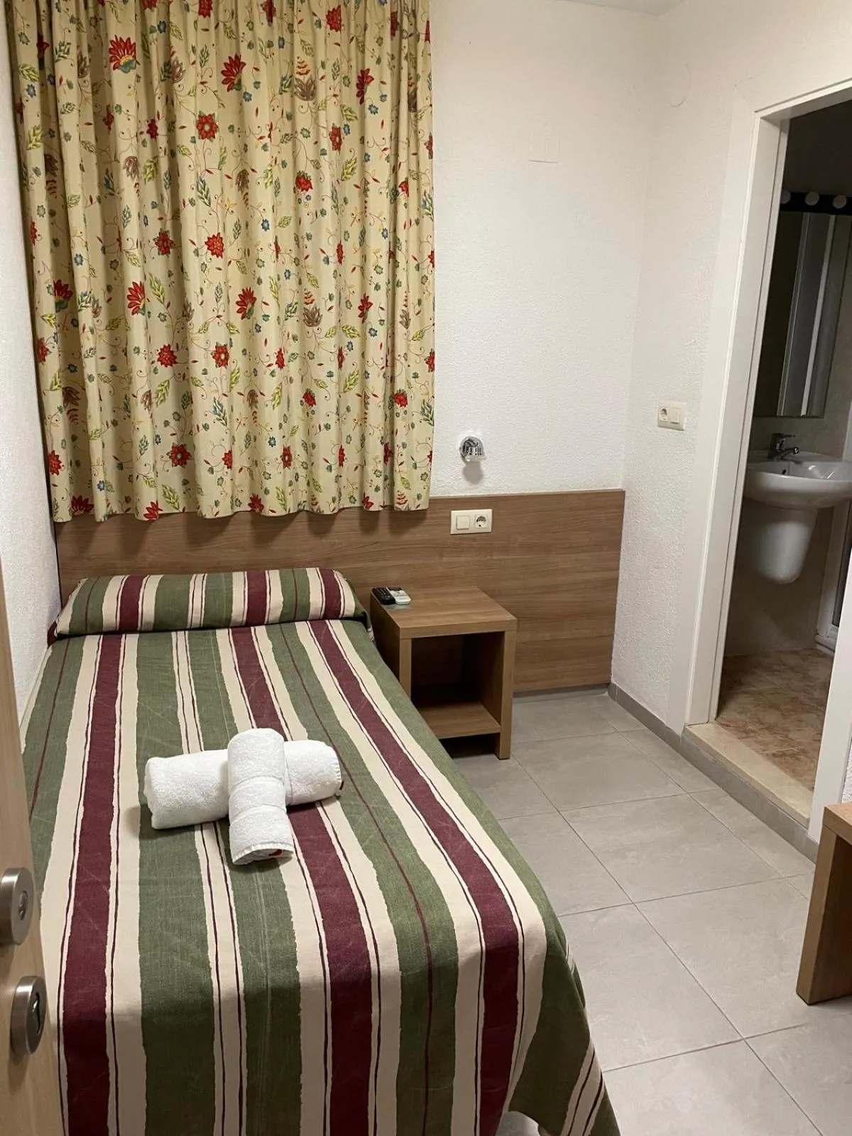 Photo of the whole room, Bed in Hotel Blason Junior