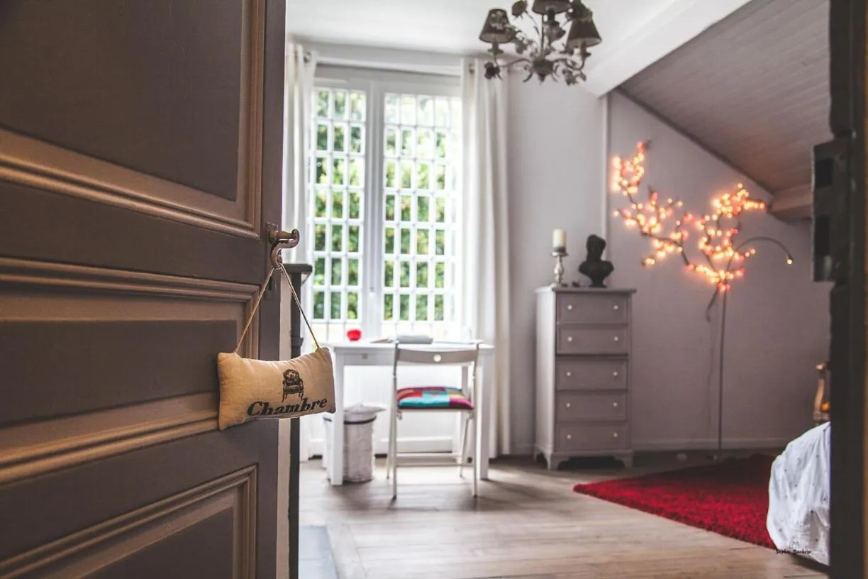 People, Bed in Au Bien Venu