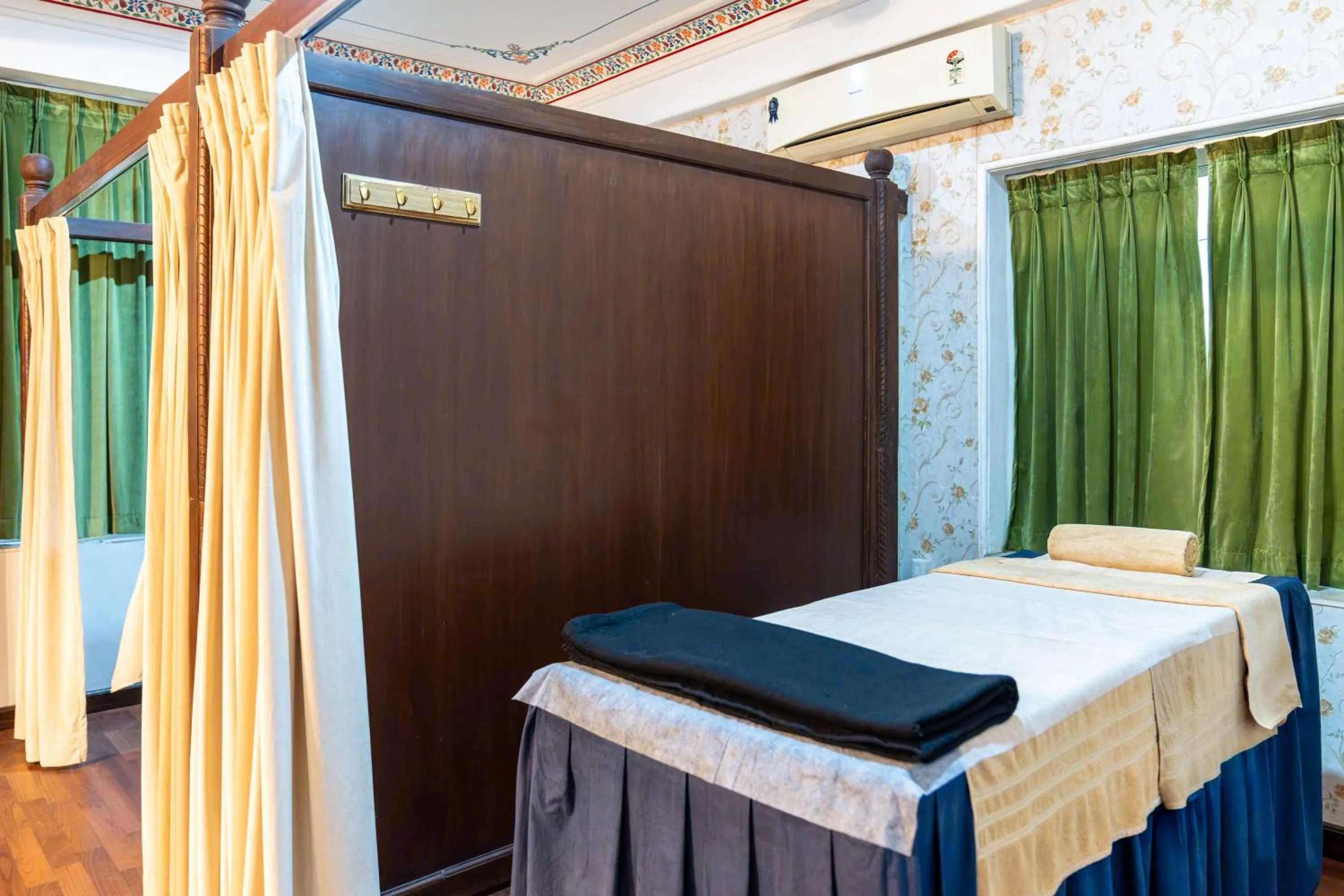 Spa and wellness centre/facilities, Bed in Udaigarh - Udaipur