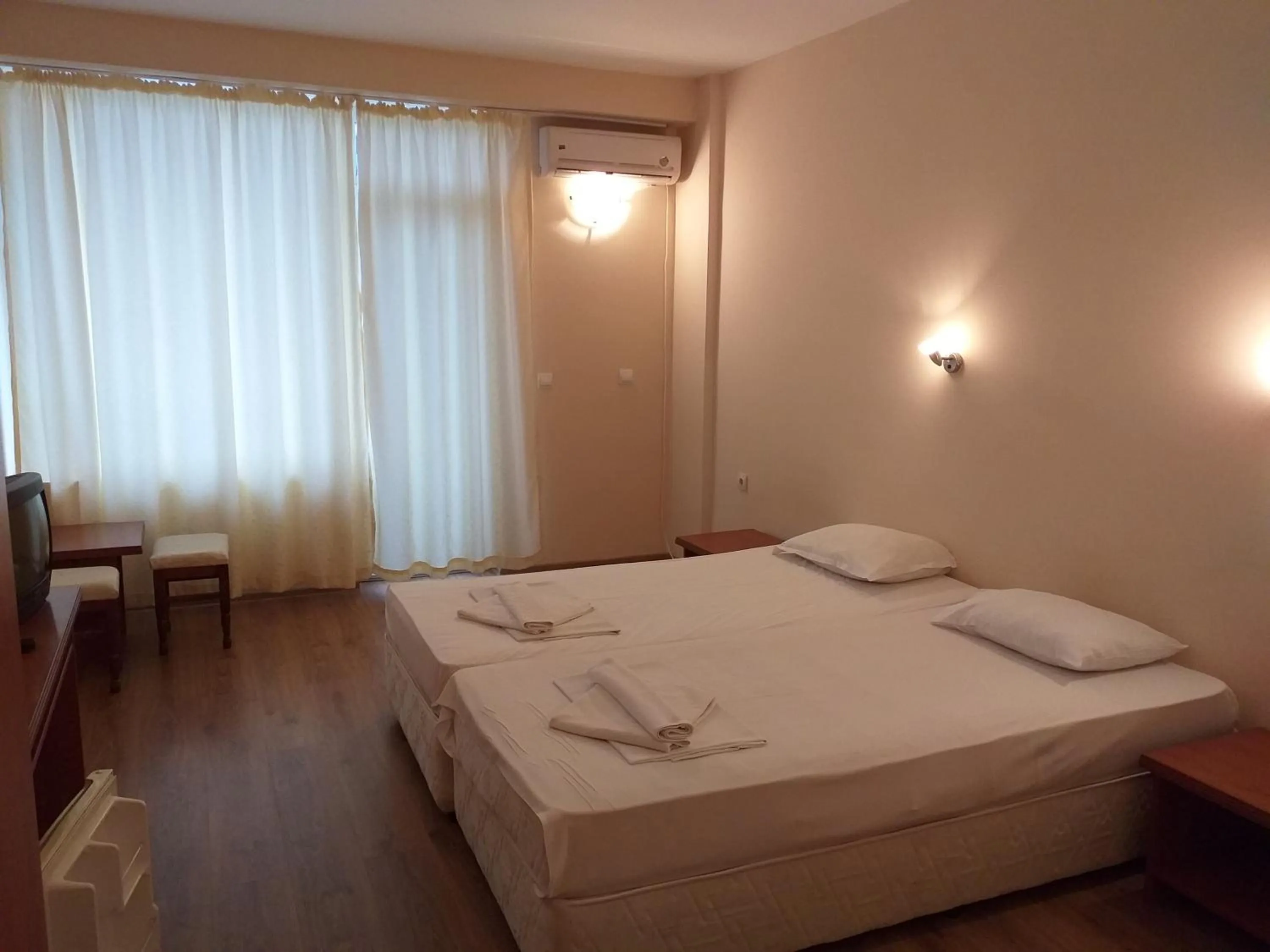 Photo of the whole room in Hotel Seasons 2