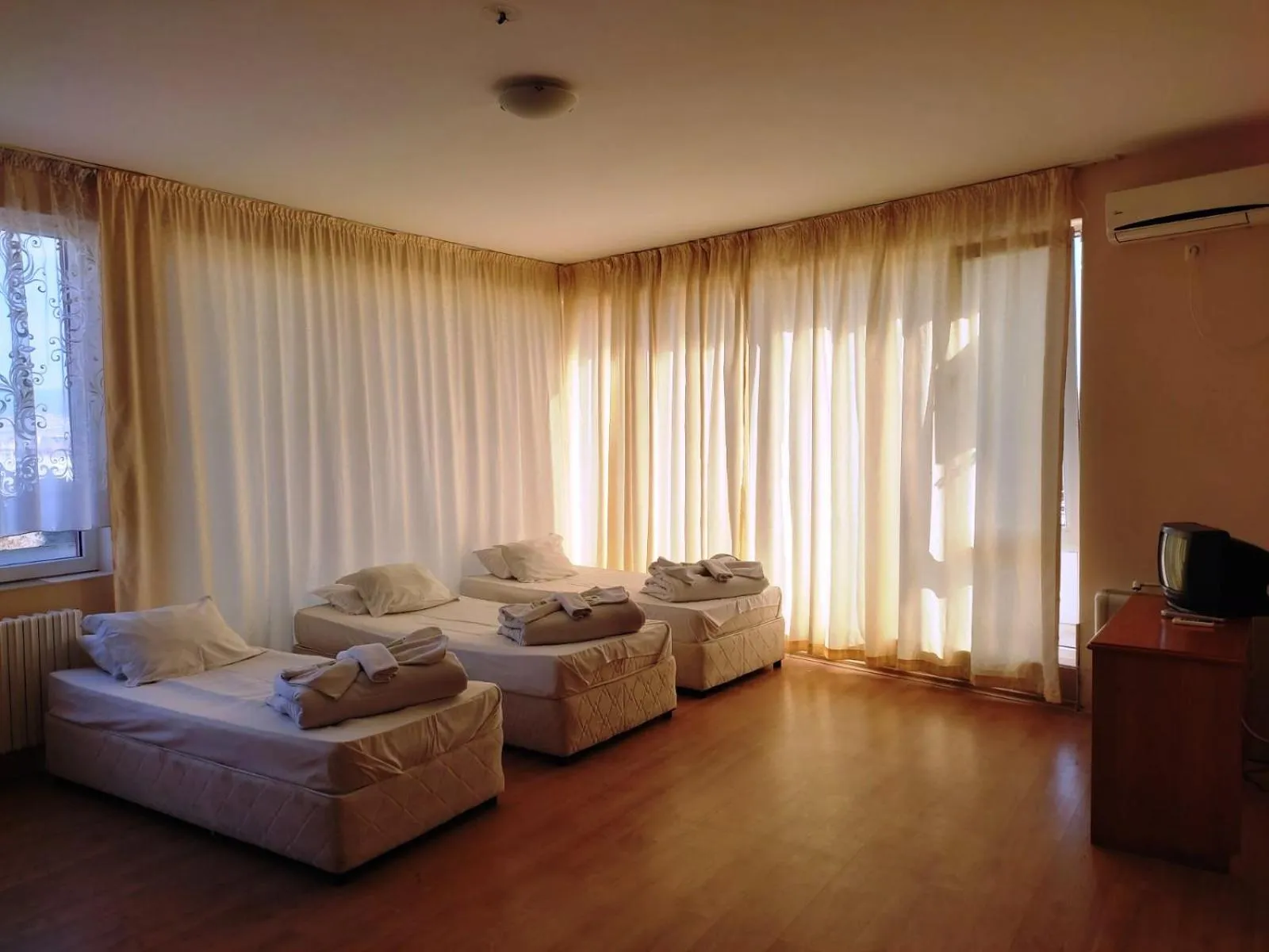 Photo of the whole room in Hotel Seasons 2