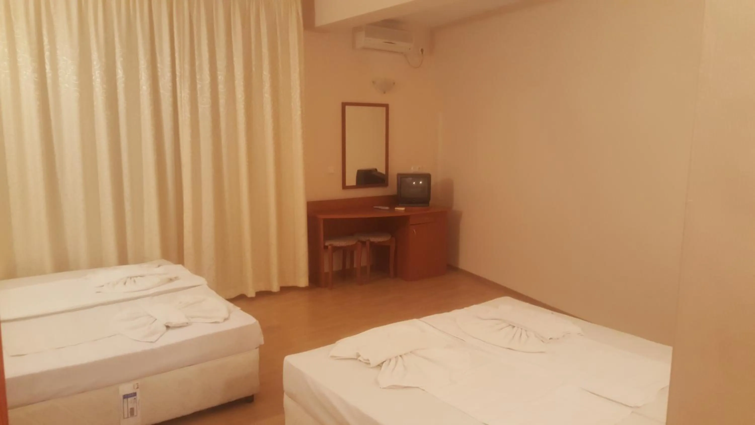 Photo of the whole room in Hotel Seasons 2