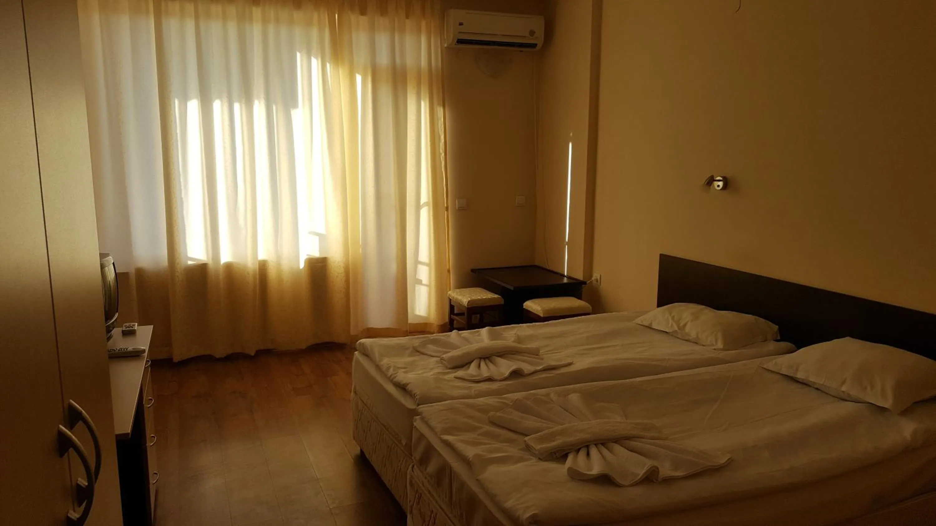 Photo of the whole room in Hotel Seasons 2