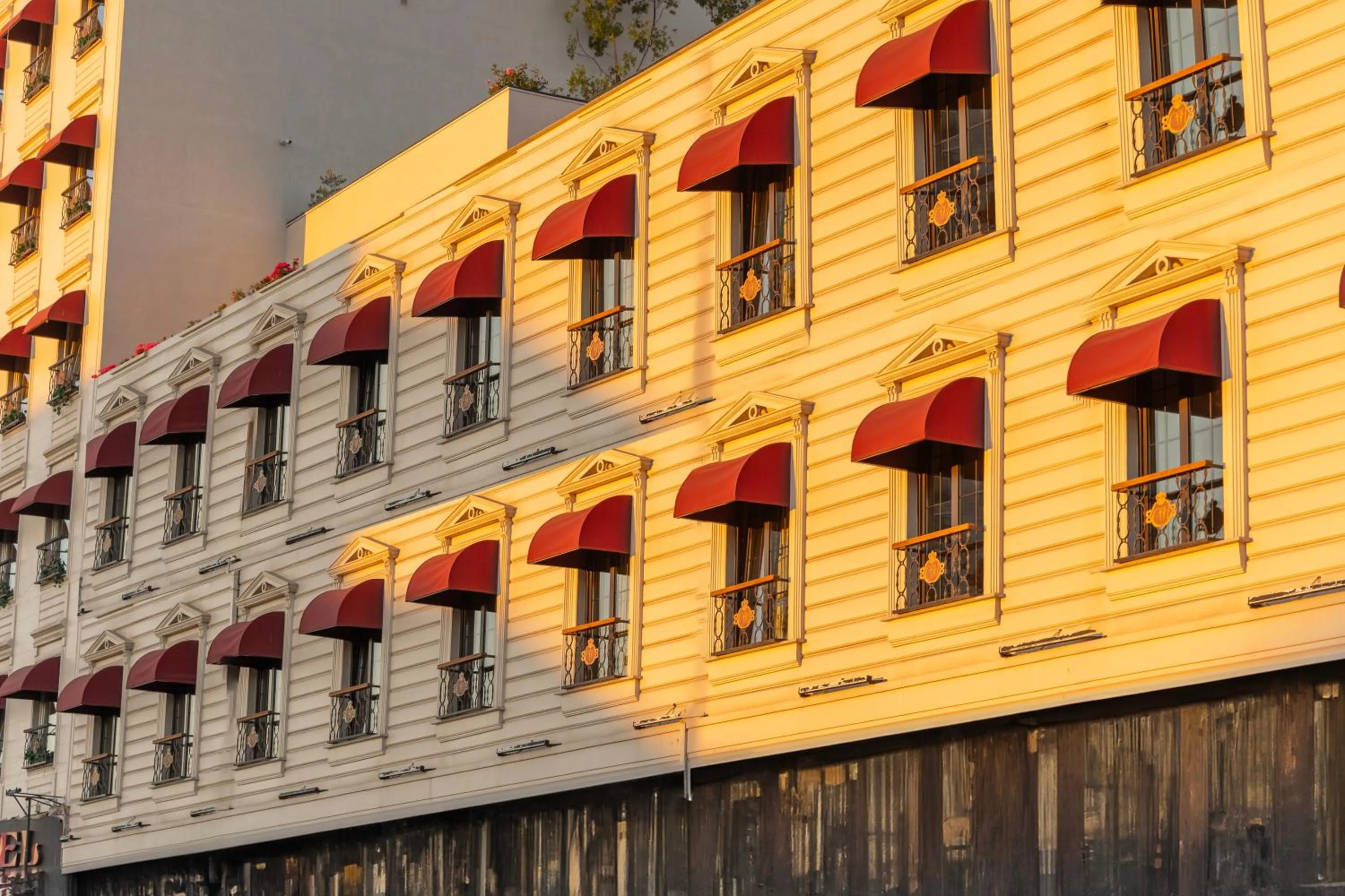 Property building in Classes Hotel Airport