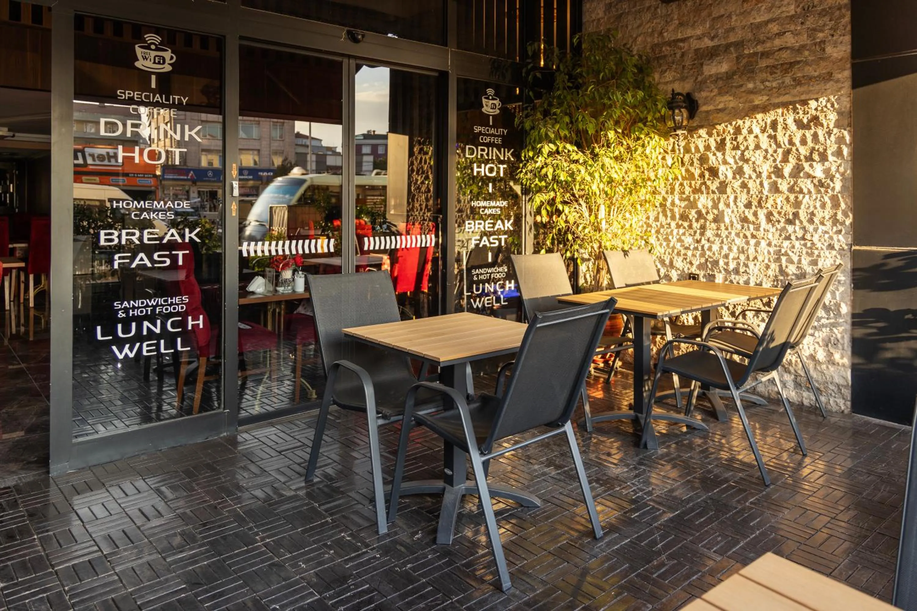 Restaurant/places to eat in Classes Hotel Airport