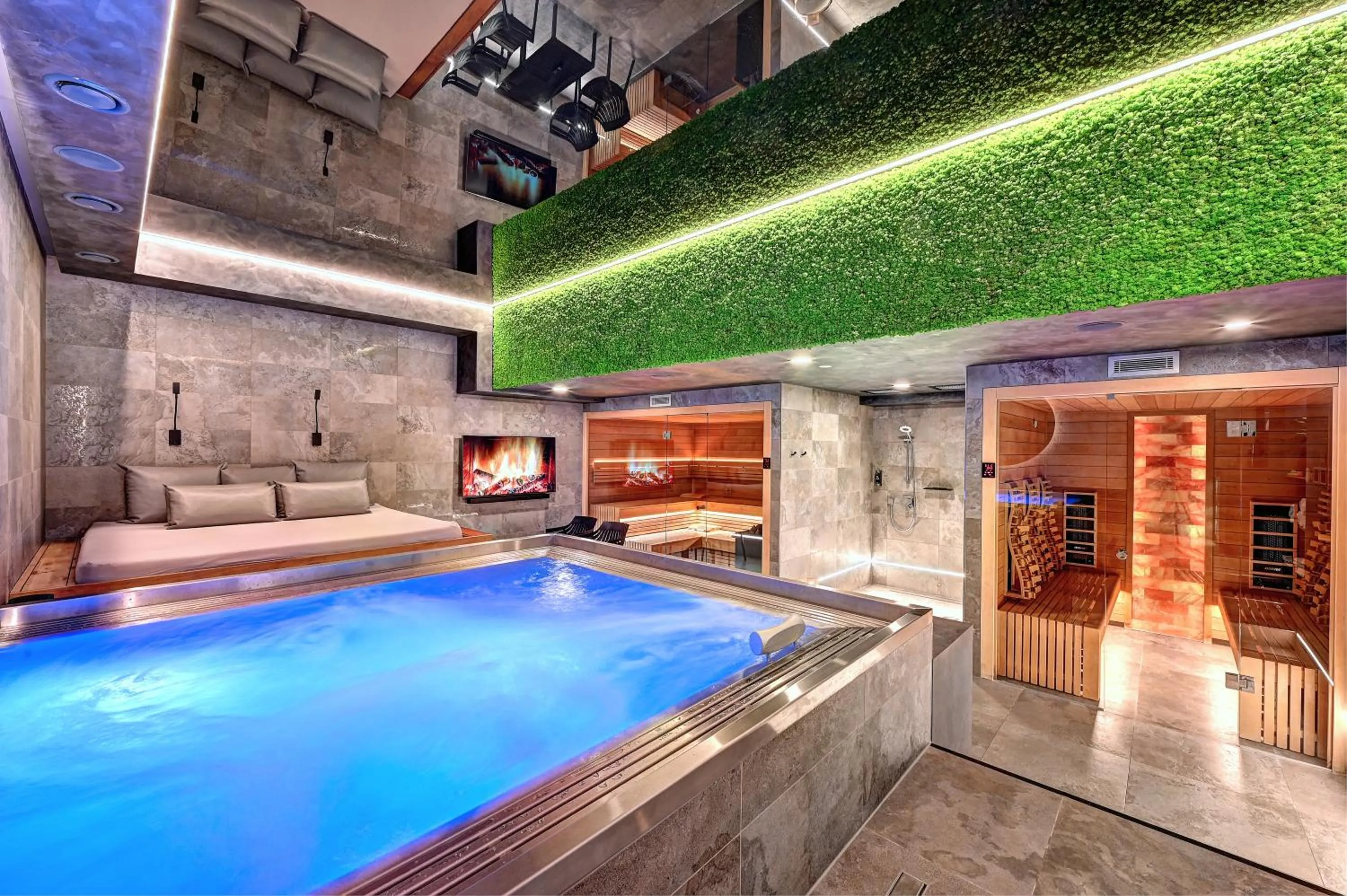 Hot Tub in Wellness Hotel Fénix