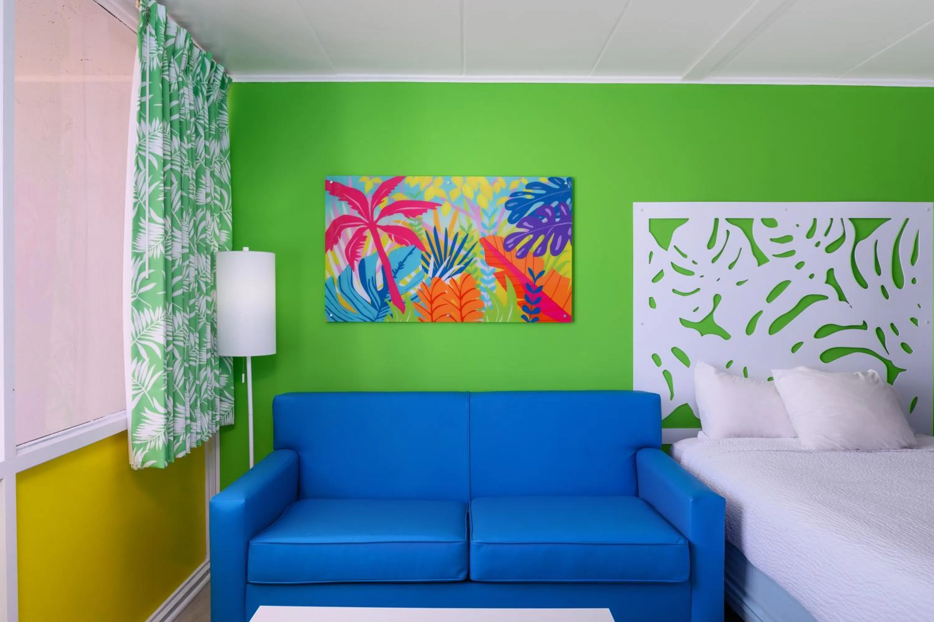 Seating area, Bed in Kokomo Suites