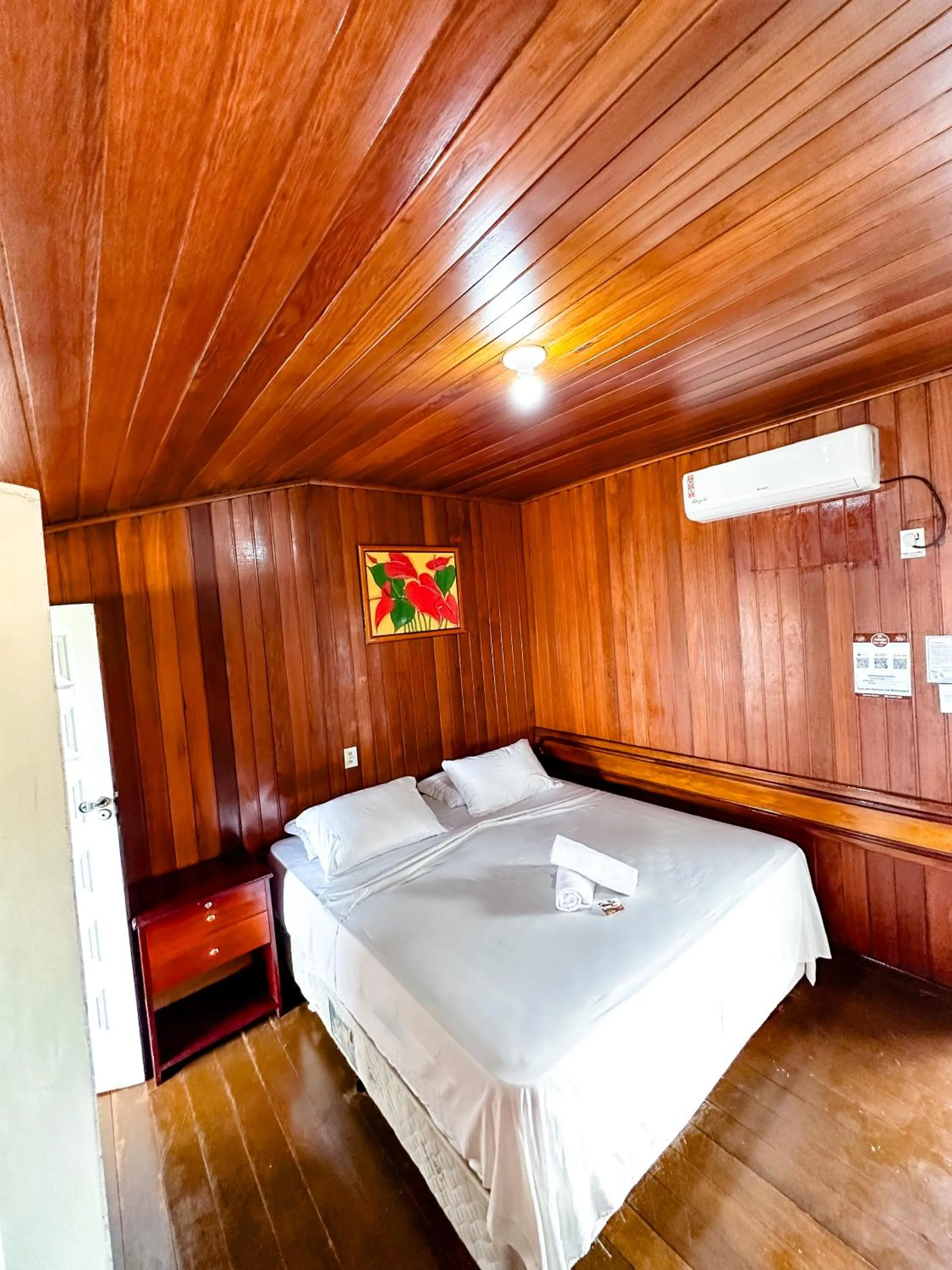 Bed in Amendoeira Praia Hotel