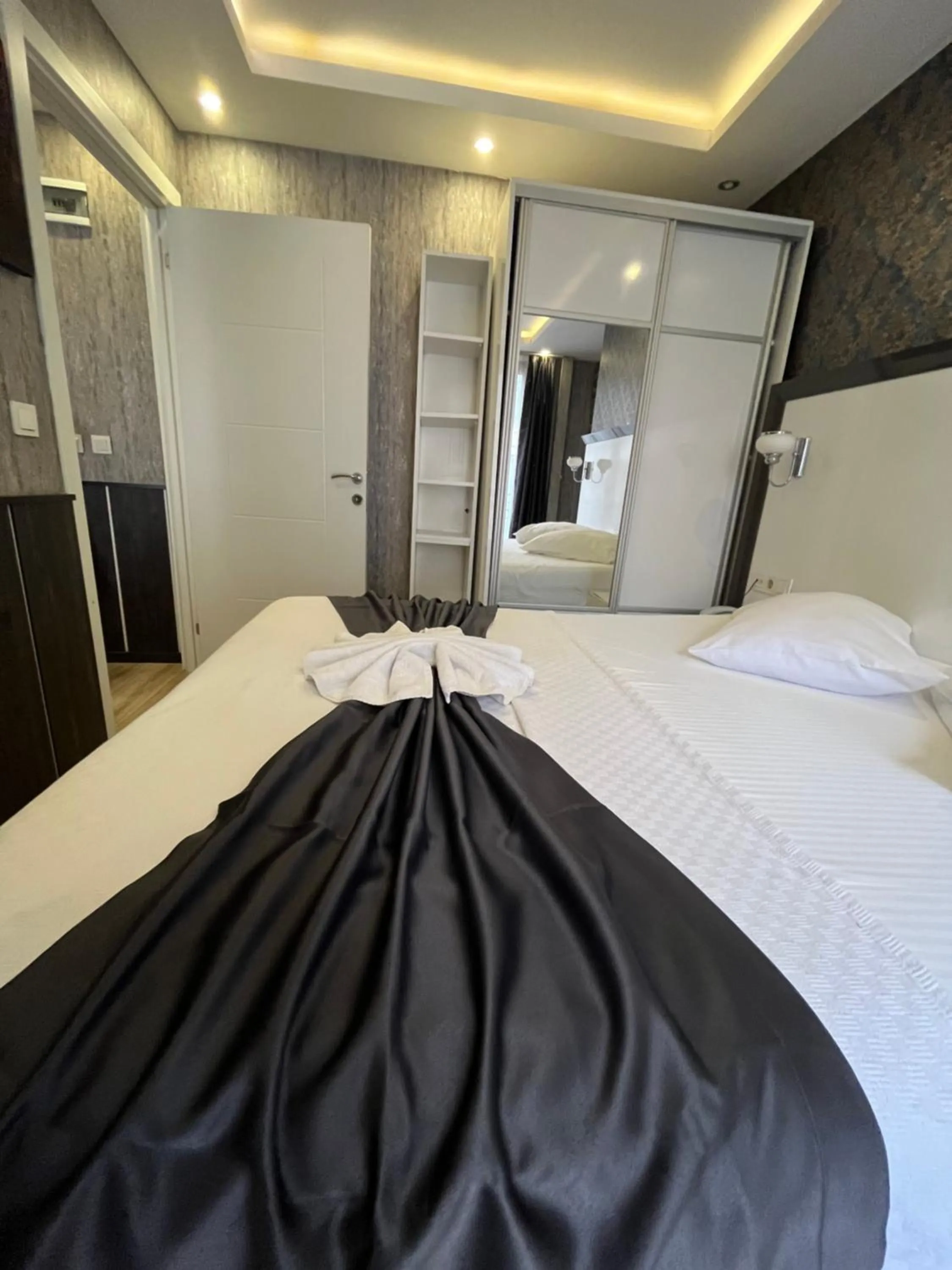 Bedroom, Bed in Dolce Vita Suite Hotel