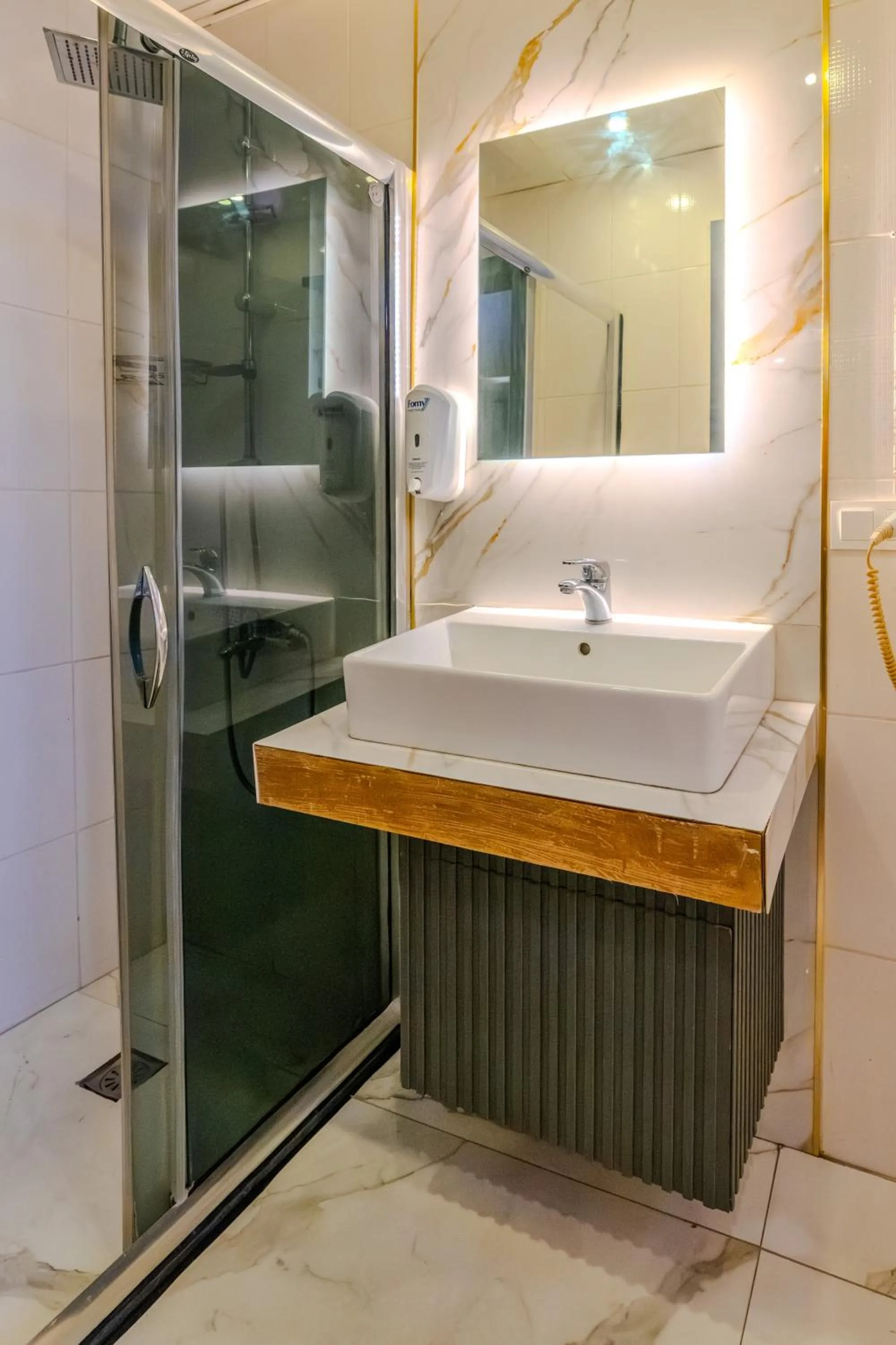 Shower in Dolce Vita Suite Hotel