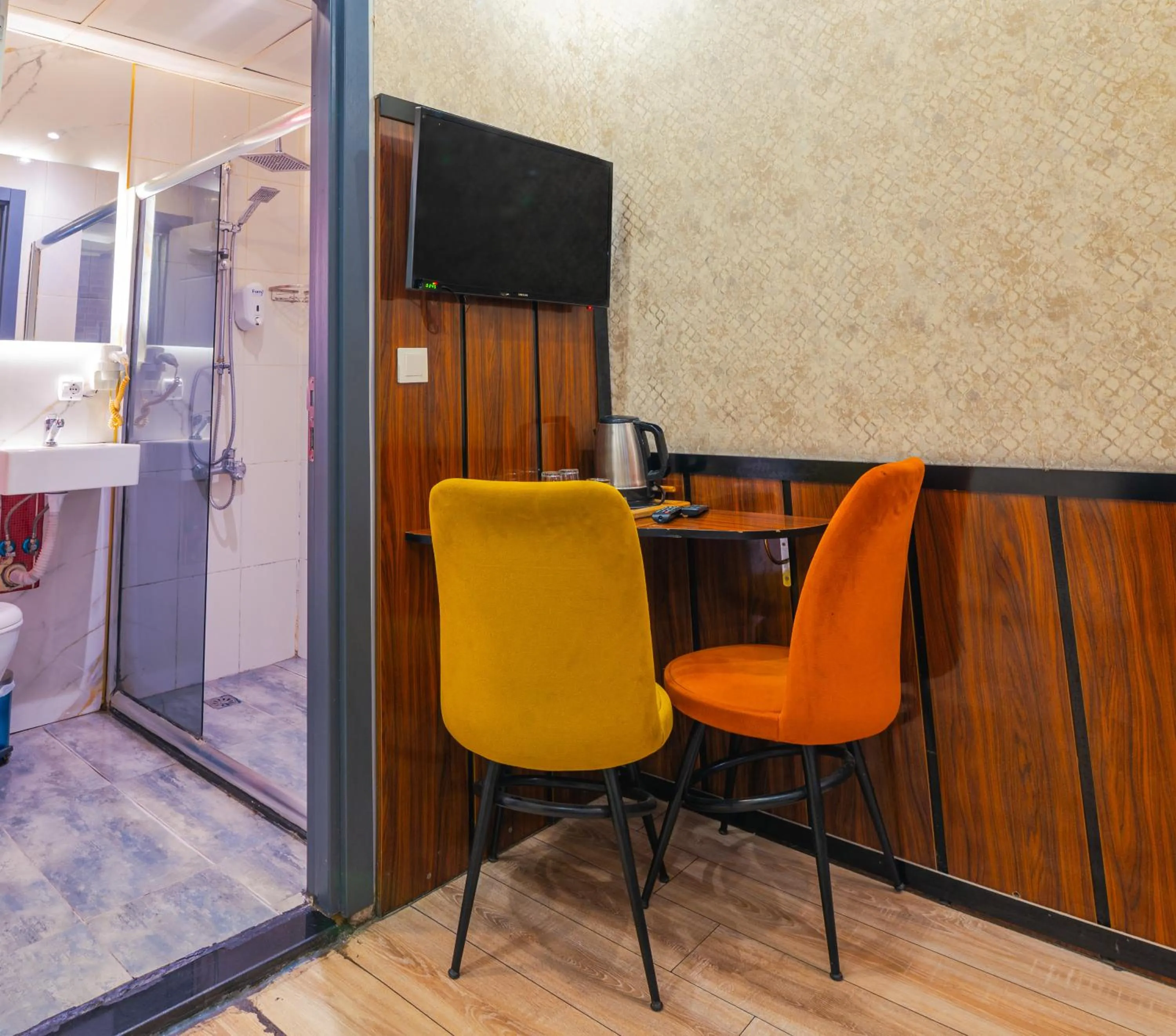 TV and multimedia in Dolce Vita Suite Hotel