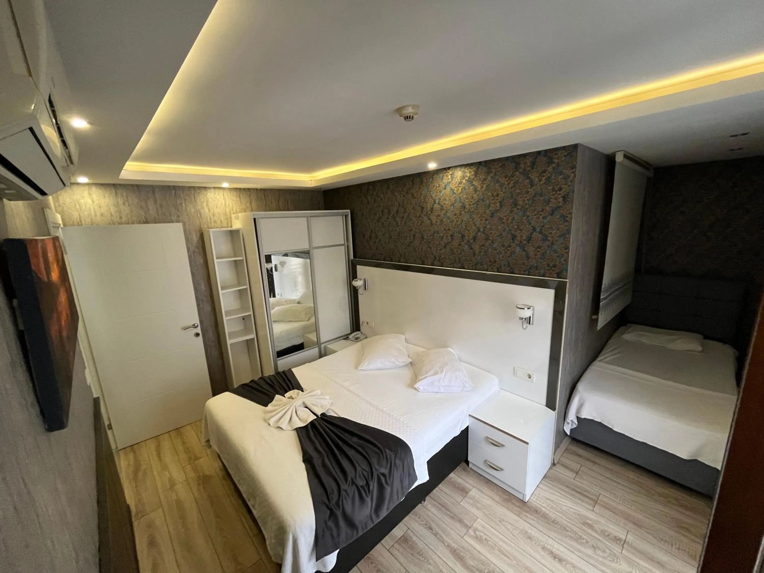 Bedroom, Bed in Dolce Vita Suite Hotel