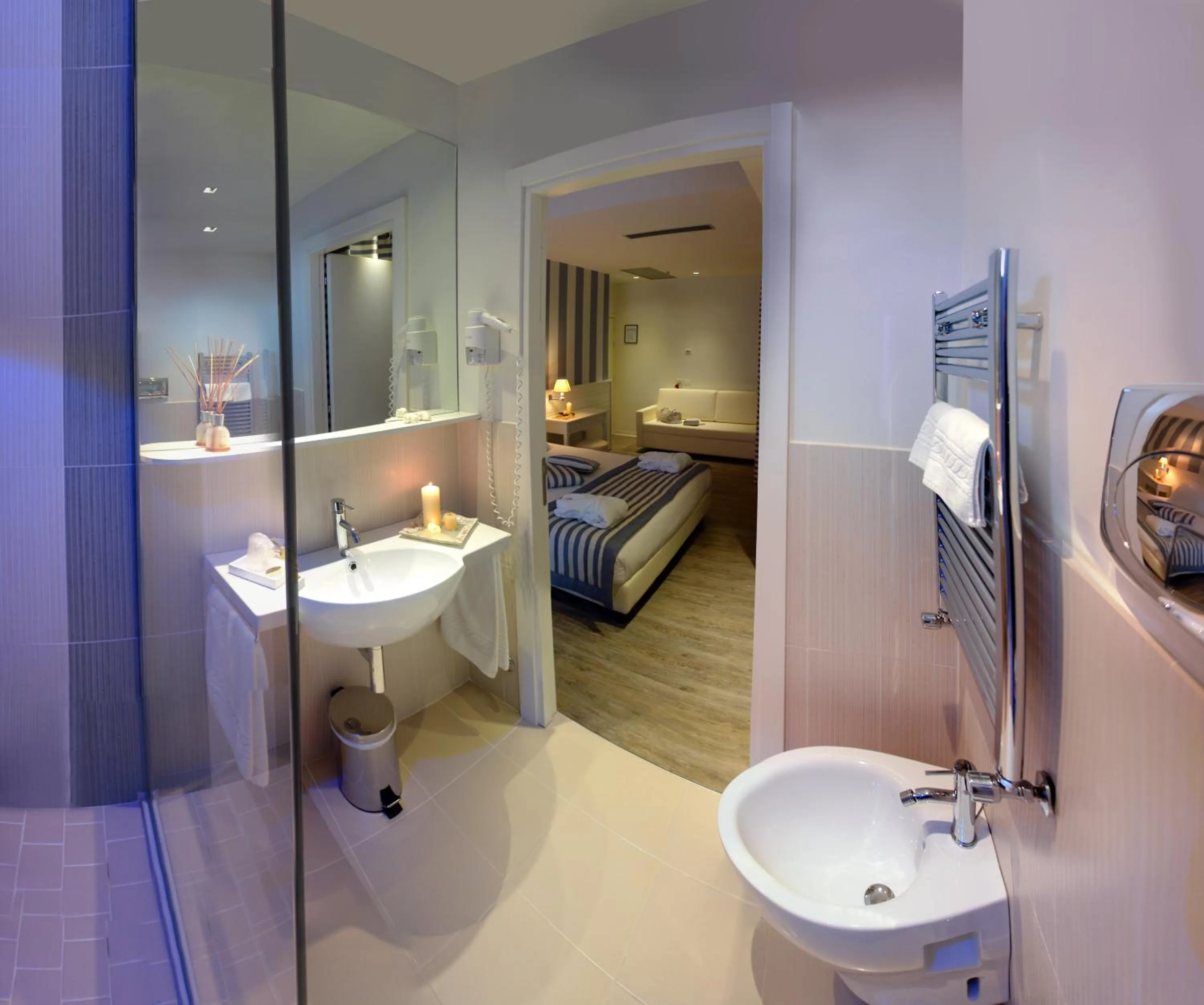 Bathroom, Bed in Hotel Panorama