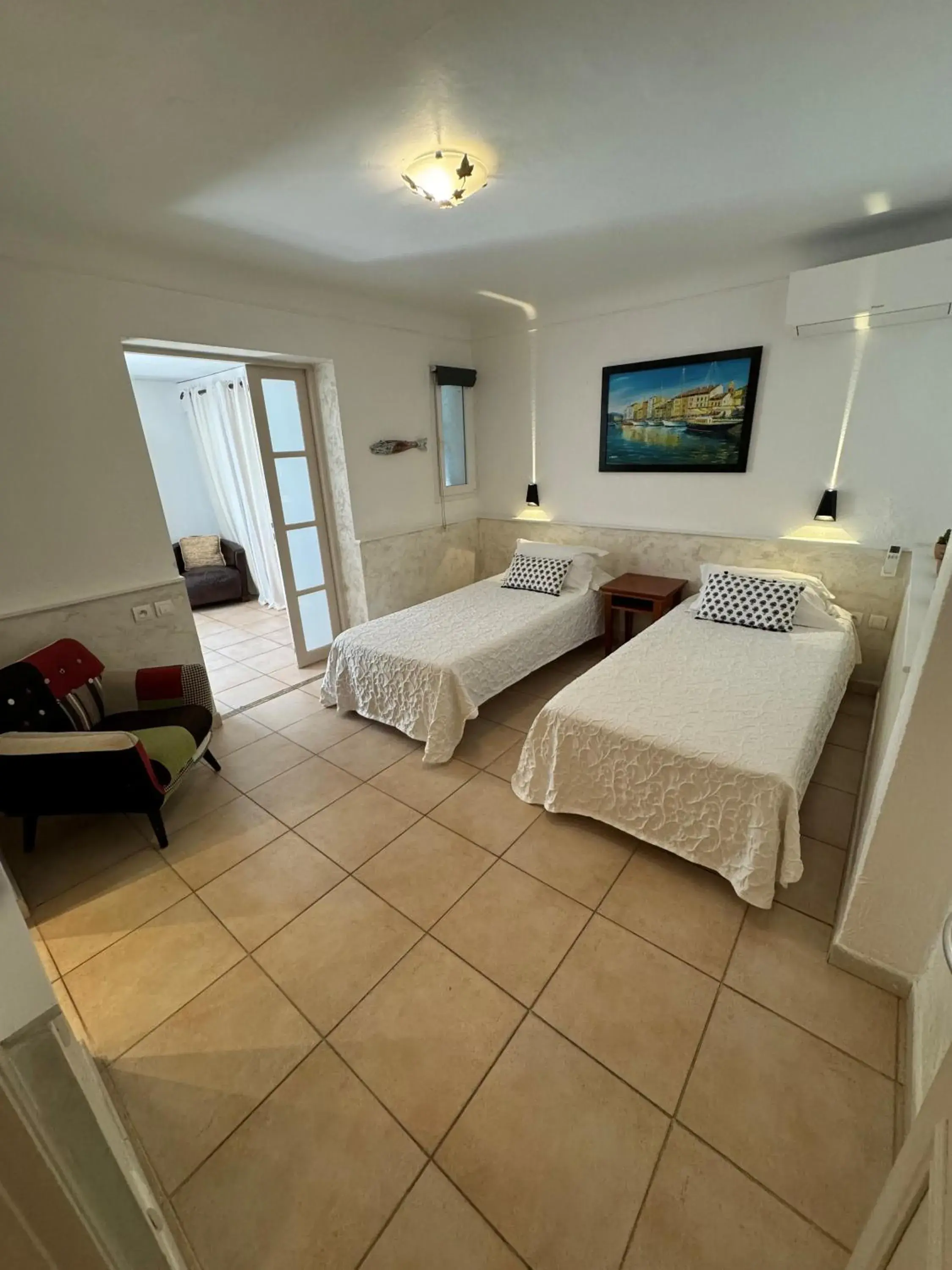 Quadruple Room in Hotel Les Flots Bleus Quadruple Room in Hotel Les Flots Bleus