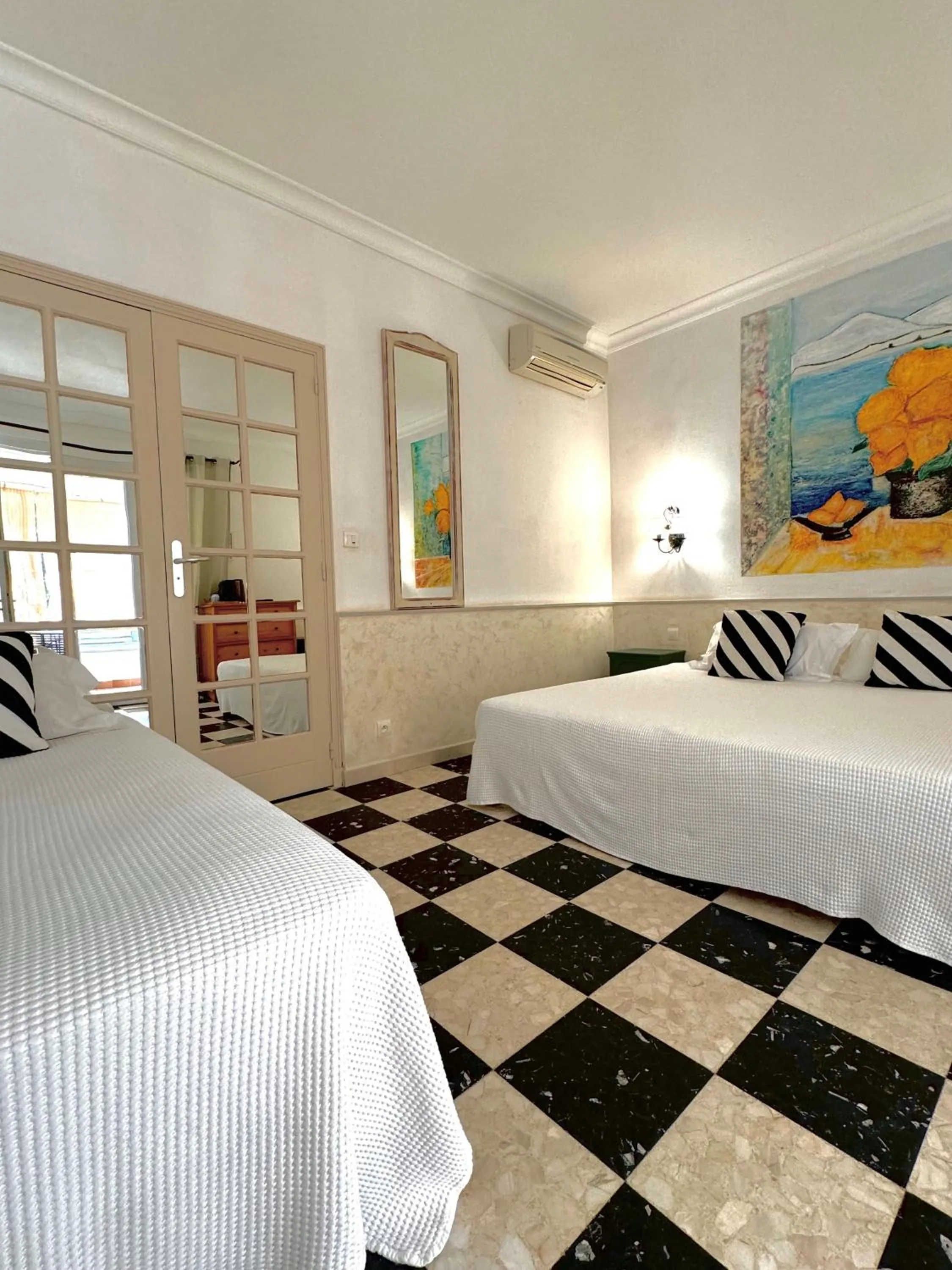 Bed in Hotel Les Flots Bleus