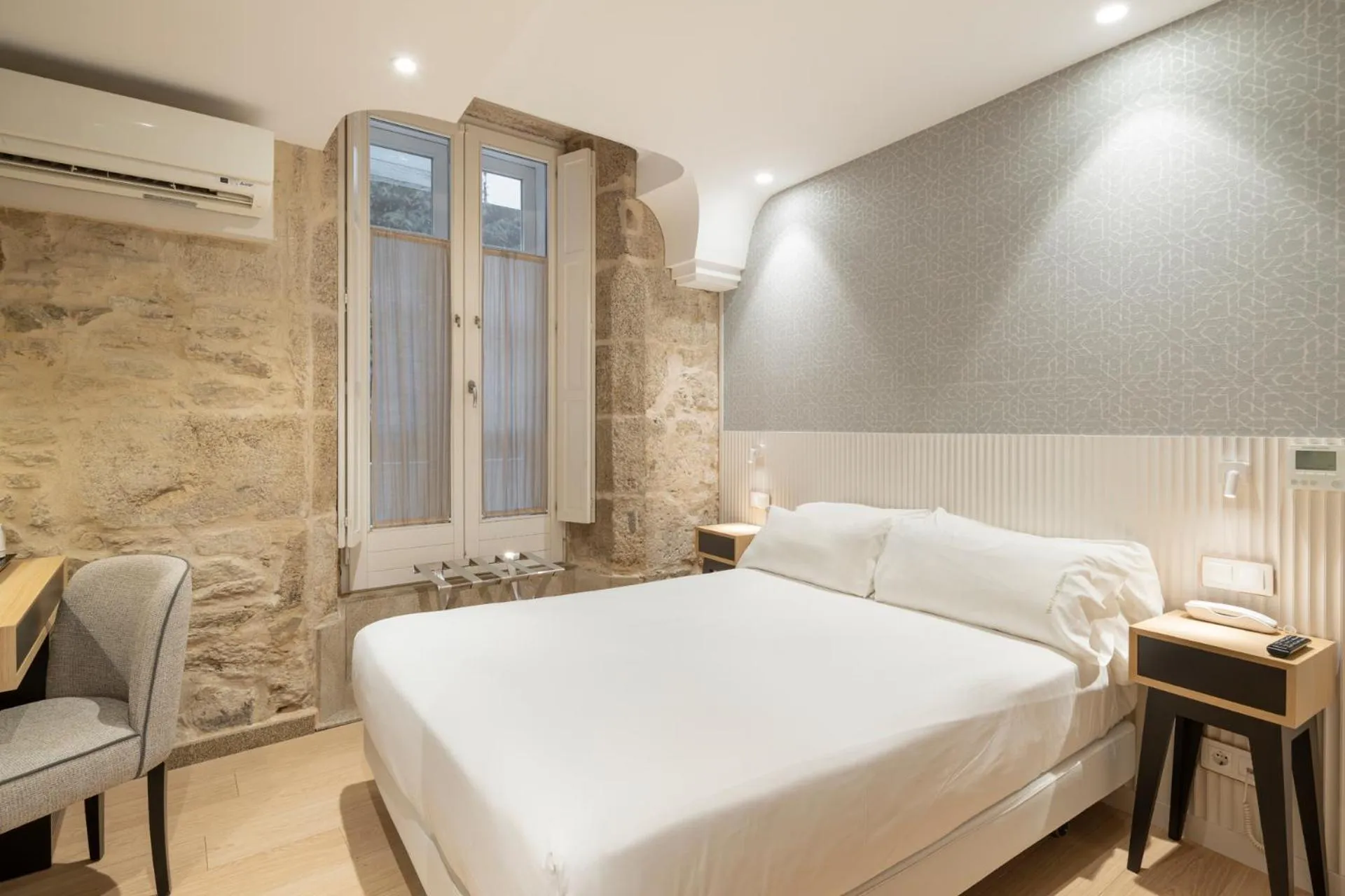 Bedroom, Bed in Hotel Praza Quintana