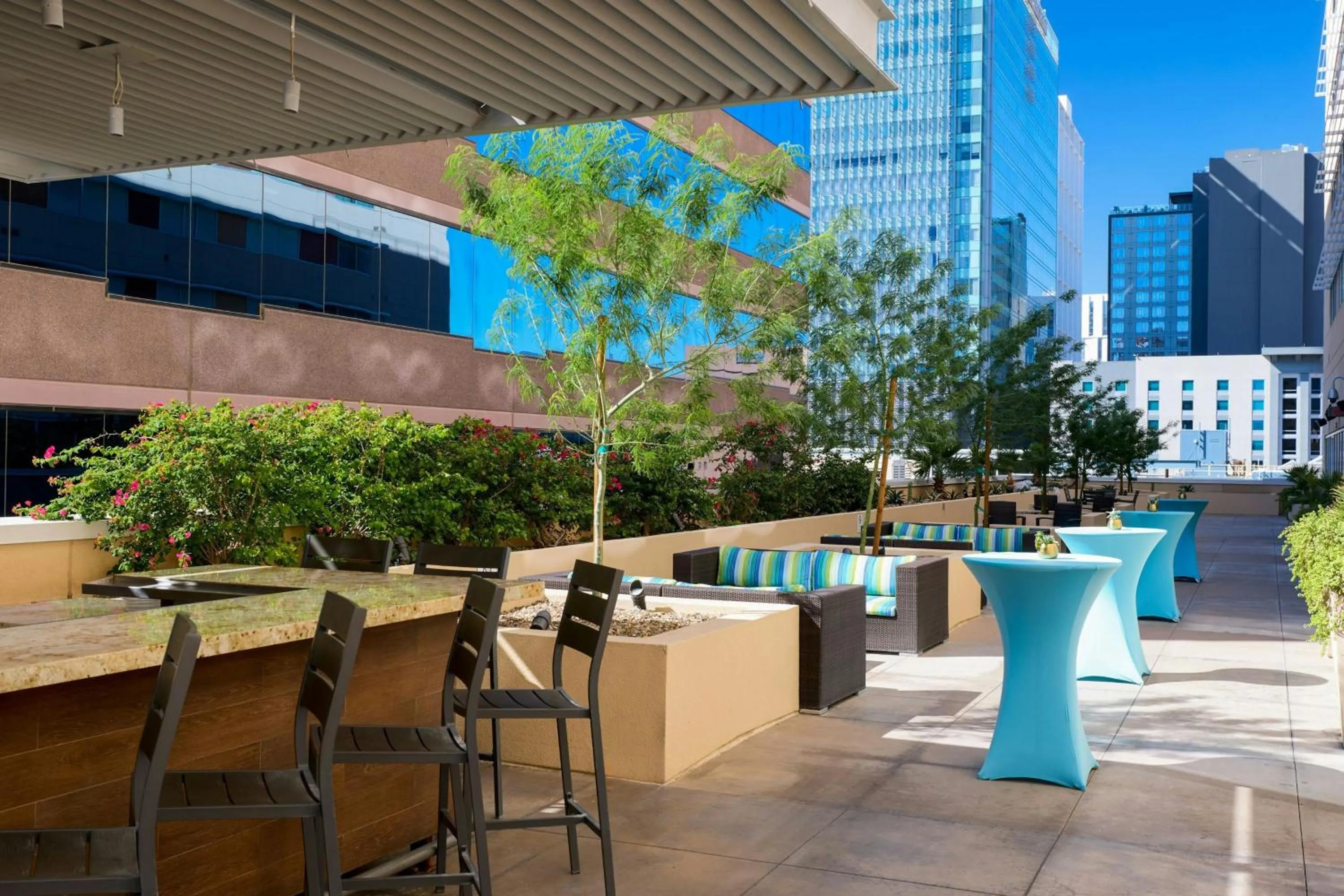 Lounge or bar in Sheraton Phoenix Downtown