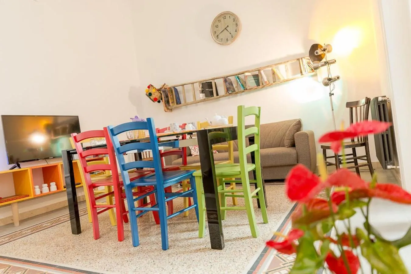 Communal lounge/ TV room in Aziz b&b