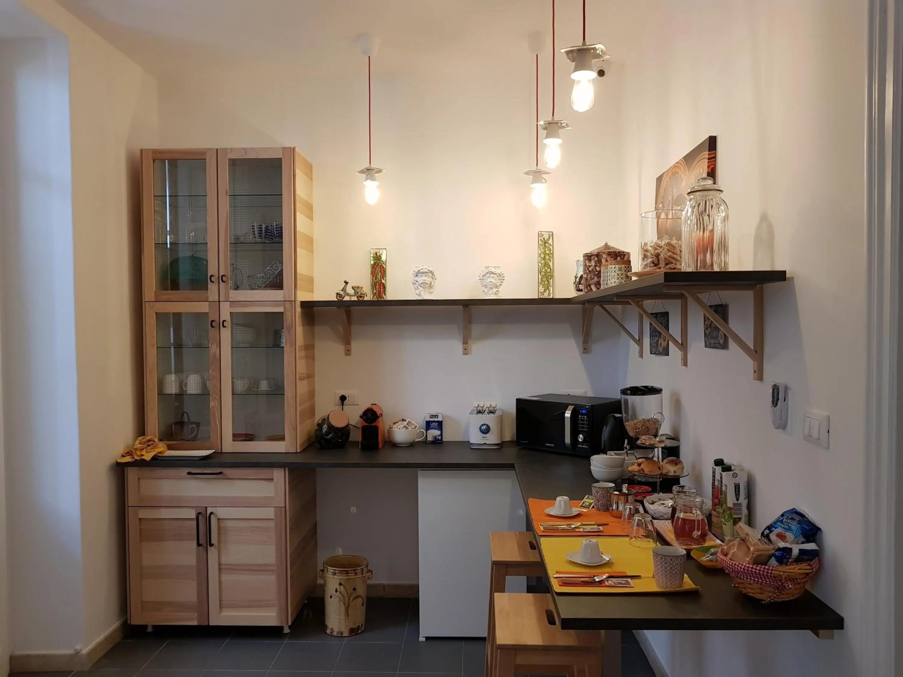 Communal kitchen in Aziz b&b